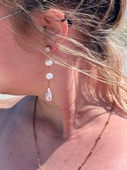 Boucles d'oreilles asymétriques avec diverses perles d'eau douce et nacre