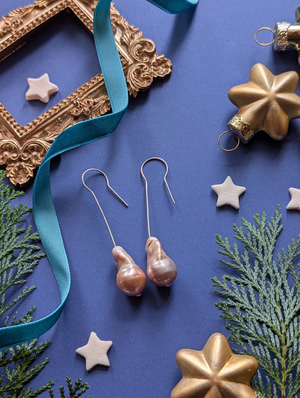 Rosewood Key - Barockperlen Ohrhänger mit Schlüsselloch Detail