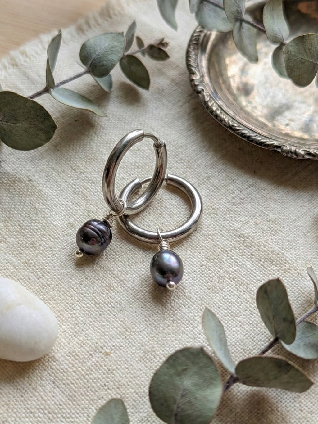 Midnight Pearl - Edelstahl Creolen mit schwarz-blauen Süßwasserperlen