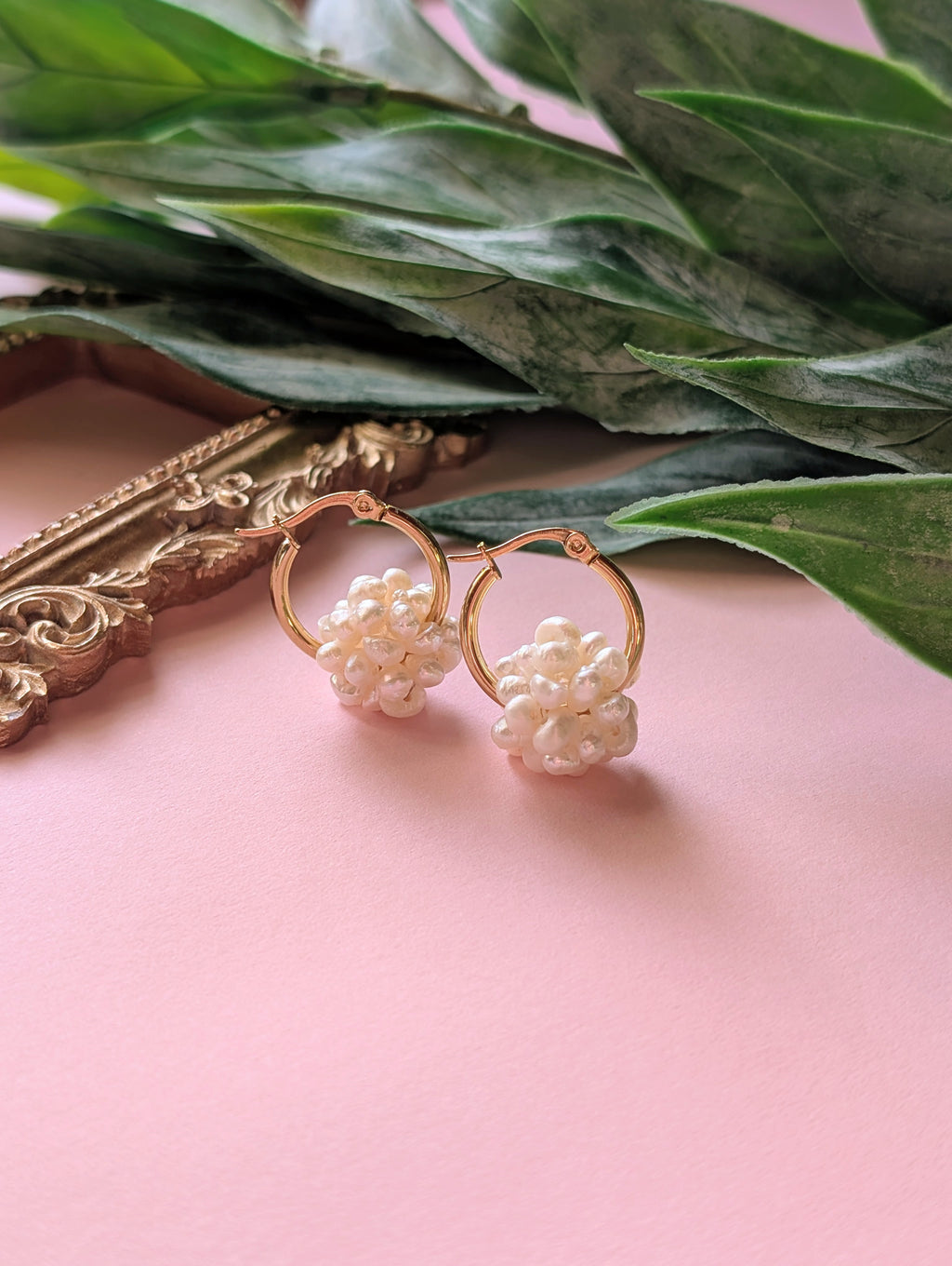 Schneeball Creolen "Minis" - Edelstahl Creolen mit Ball aus Süßwasserperlen