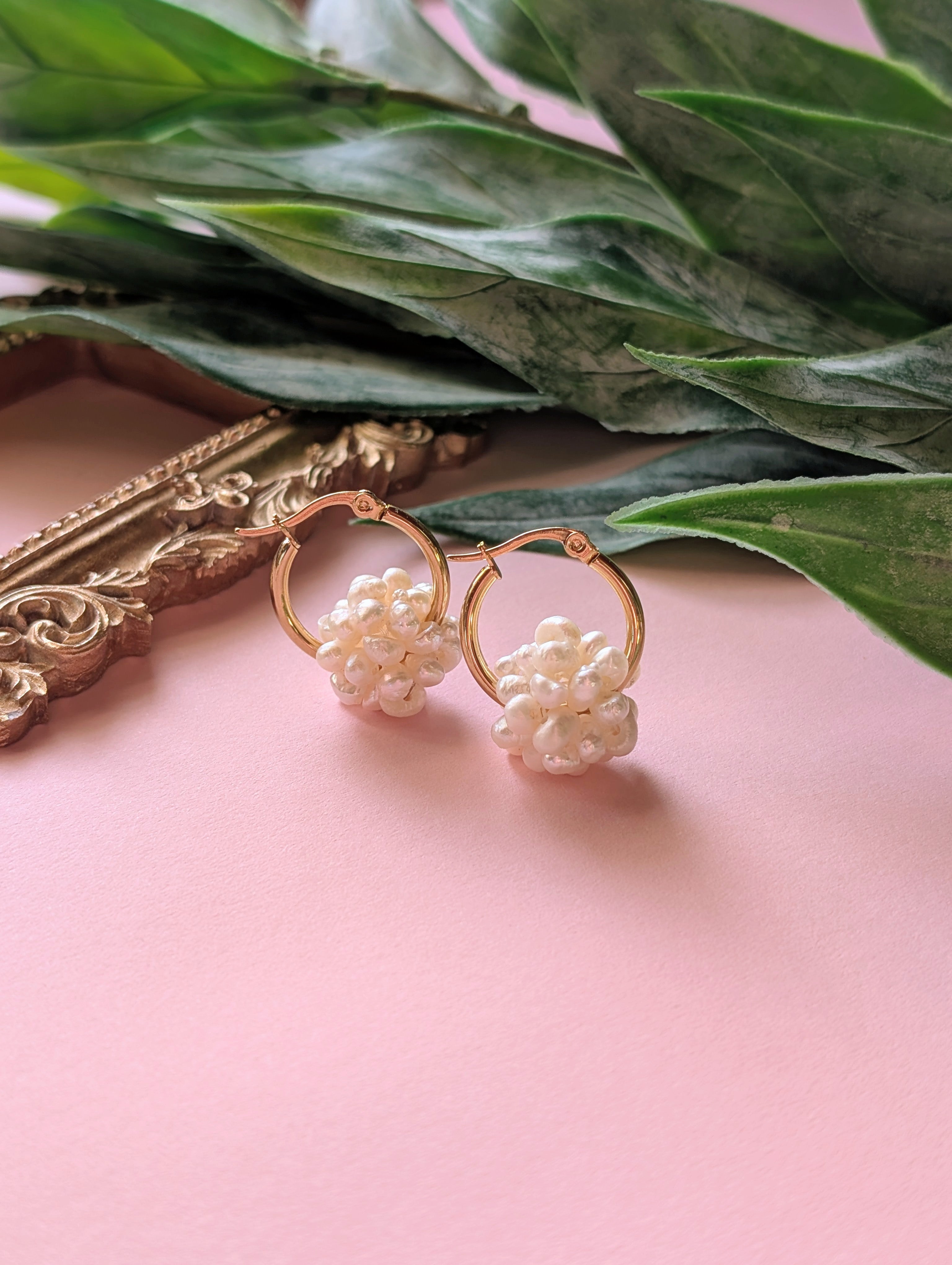 Schneeball Creolen "Minis" - Edelstahl Creolen mit Ball aus Süßwasserperlen