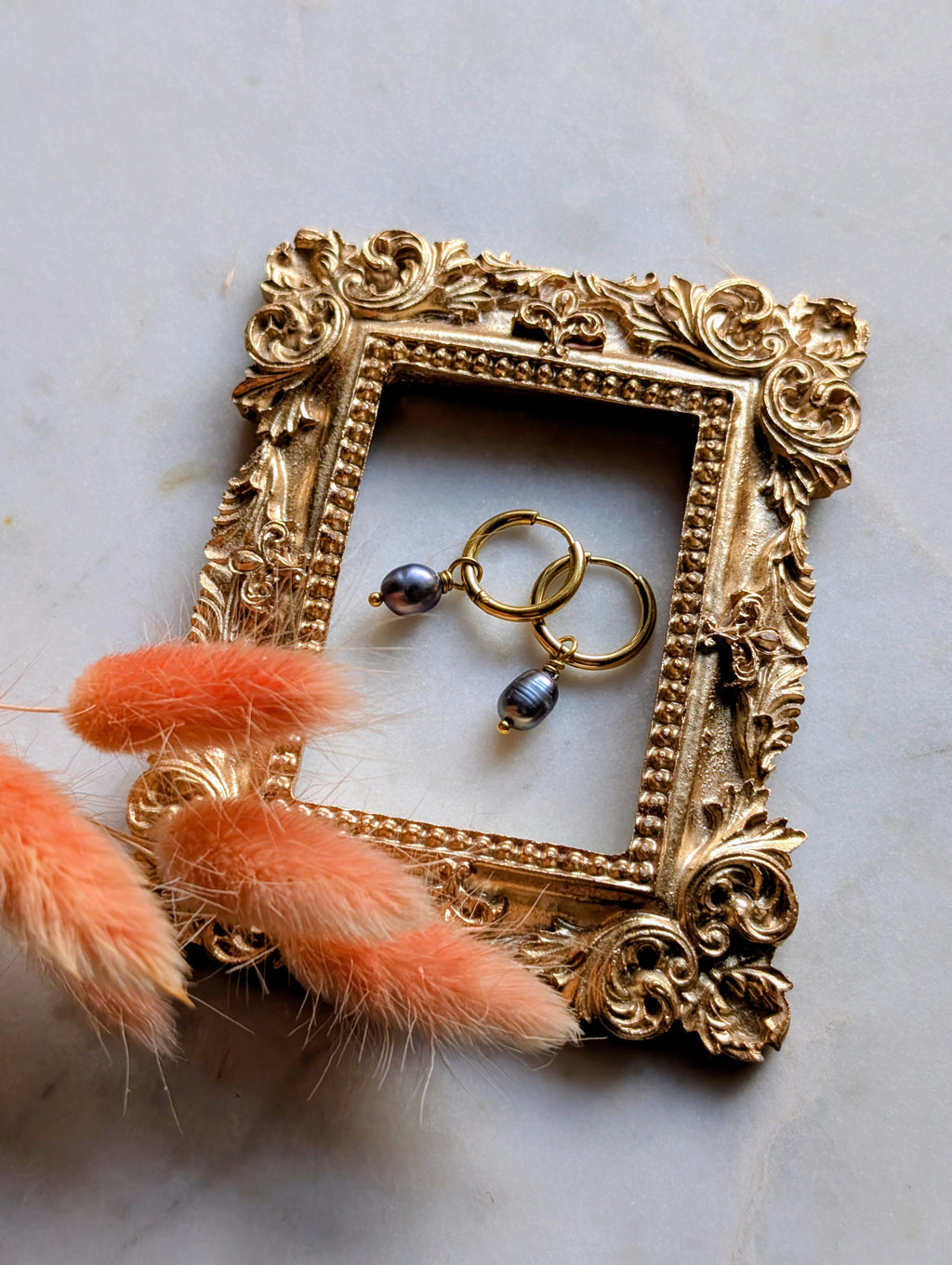 Midnight Pearl - Edelstahl Creolen mit schwarz-blauen Süßwasserperlen