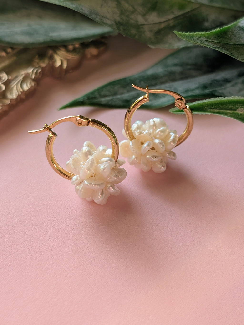 Schneeball Creolen "Minis" - Edelstahl Creolen mit Ball aus Süßwasserperlen