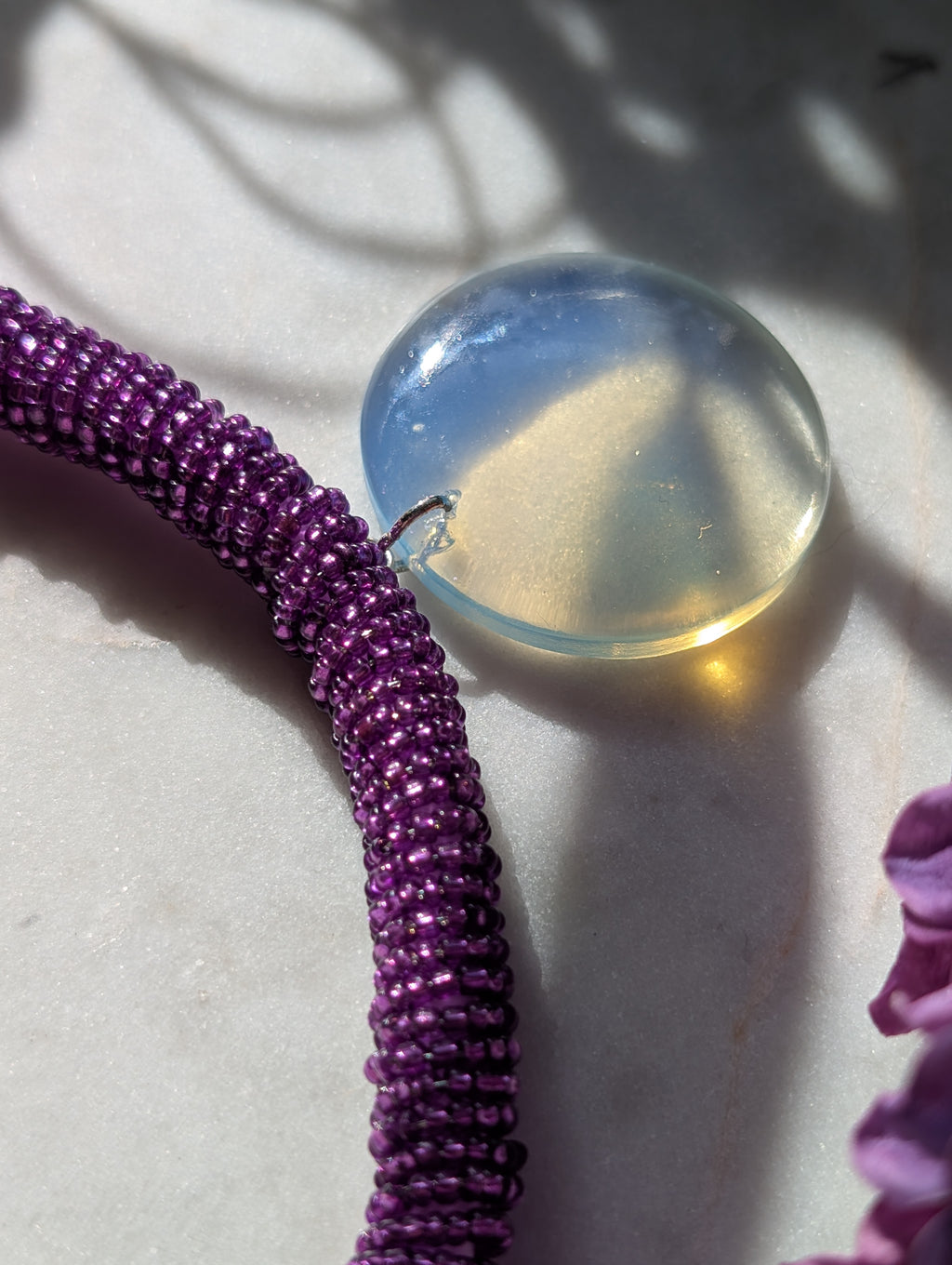 Serena Opale – Zarte Halskette mit Opalit-Anhänger und schimmernder Kordel