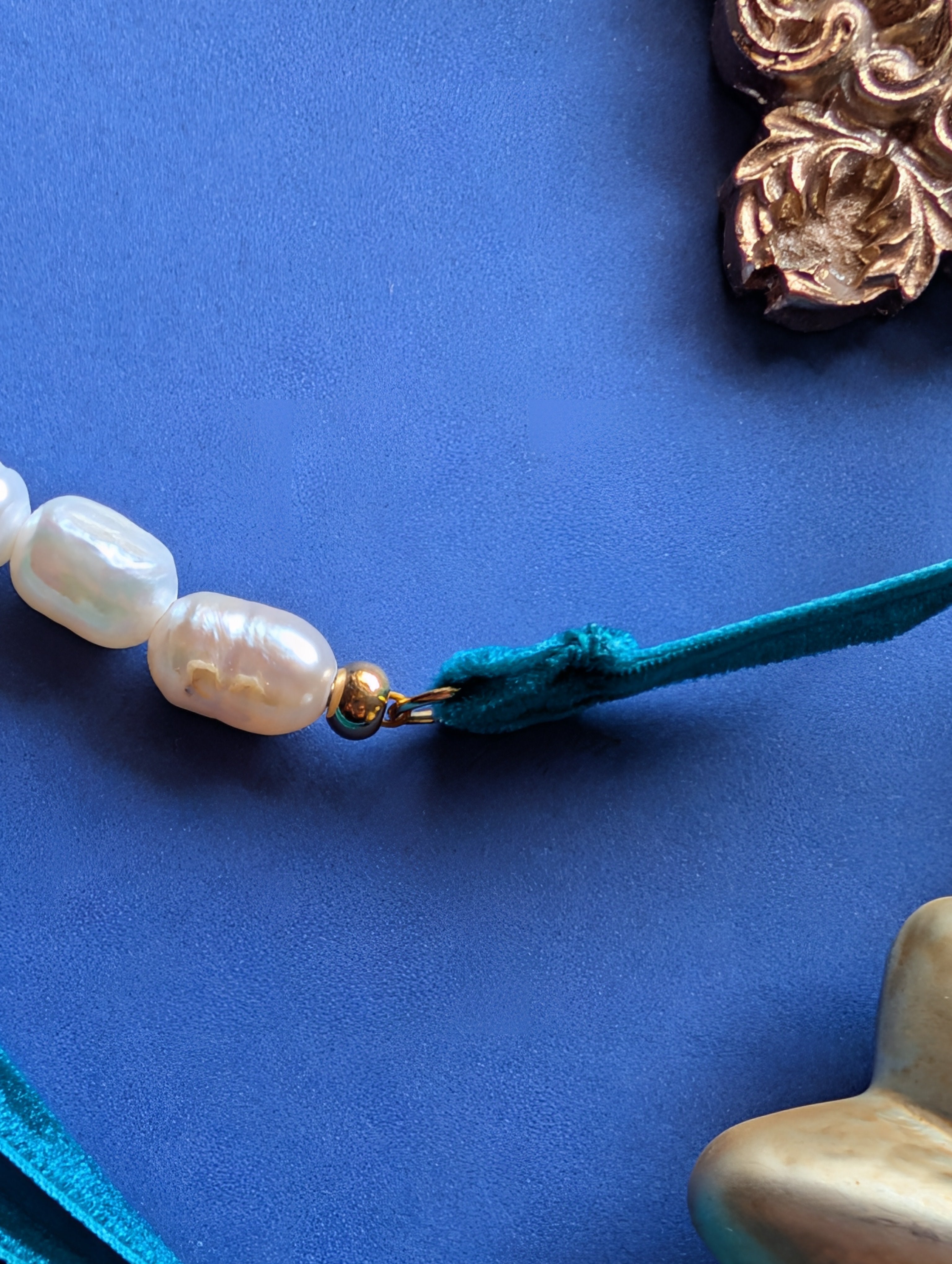 Winter Pearl Collier – Collier aus Perlen, Fluorit und Samt