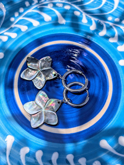 Hoop earrings "Tahiti" with flower made of black mother-of-pearl