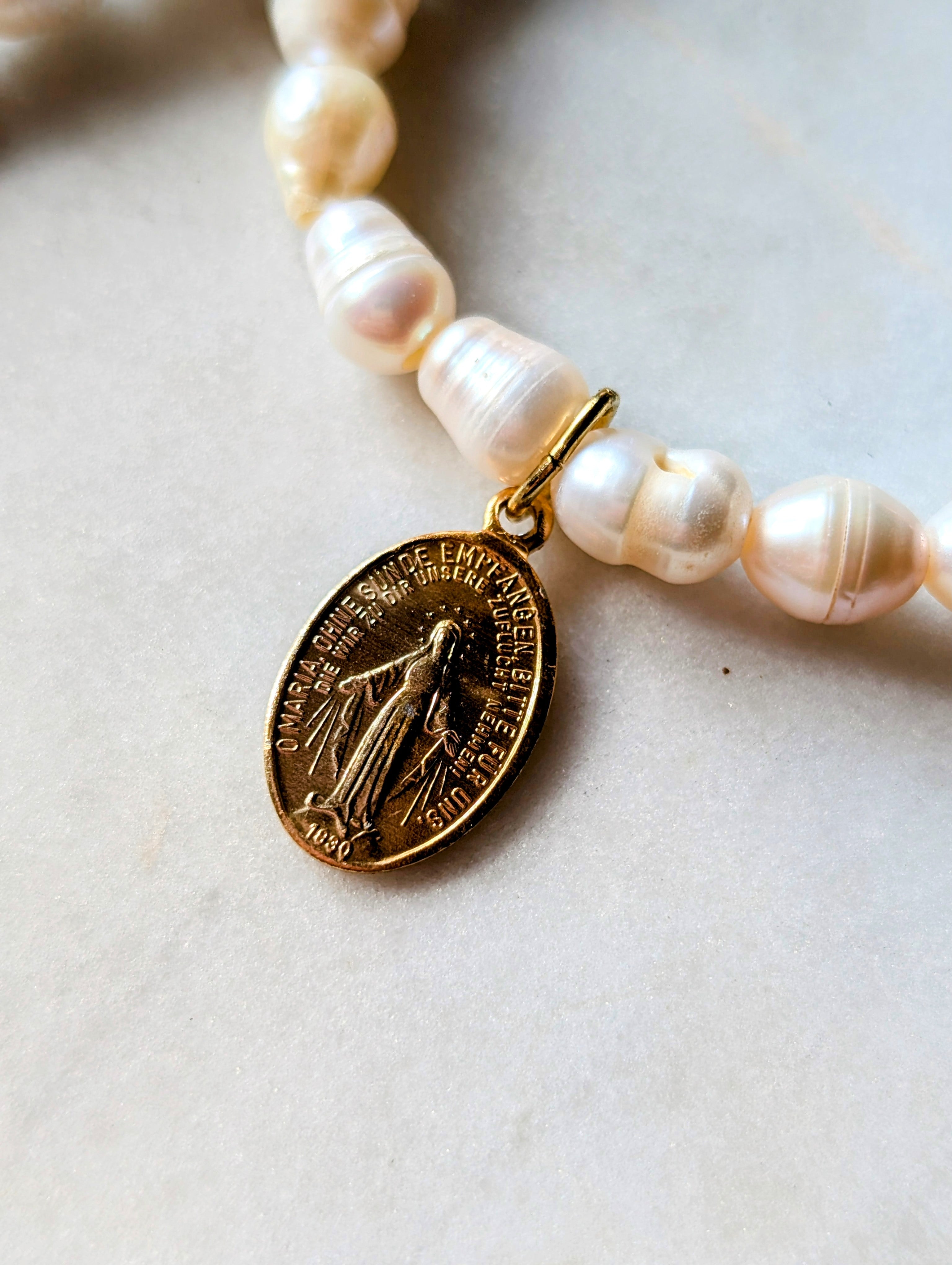 Süßwasserperlenarmband mit Marienmedaille vom Kloster Andechs