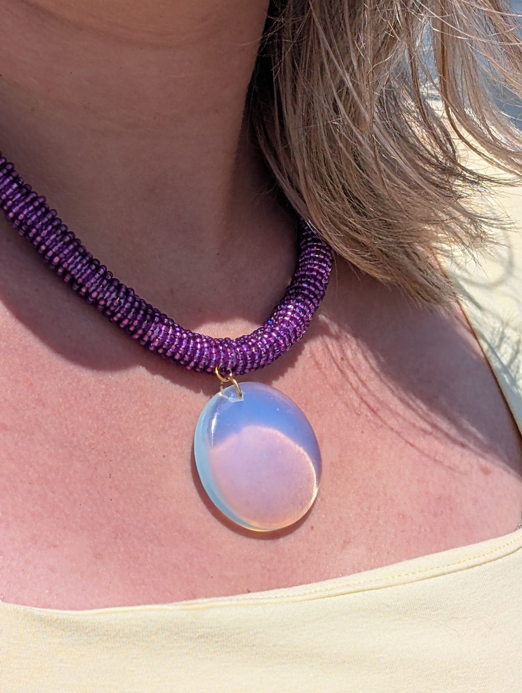 Serena Opale – Zarte Halskette mit Opalit-Anhänger und schimmernder Kordel