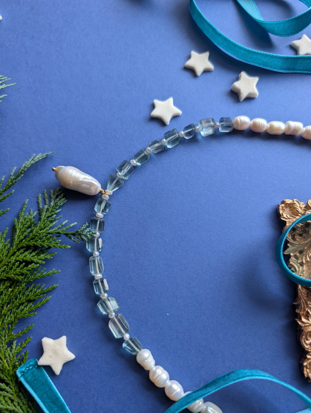 Winter Pearl Collier – Collier aus Perlen, Fluorit und Samt