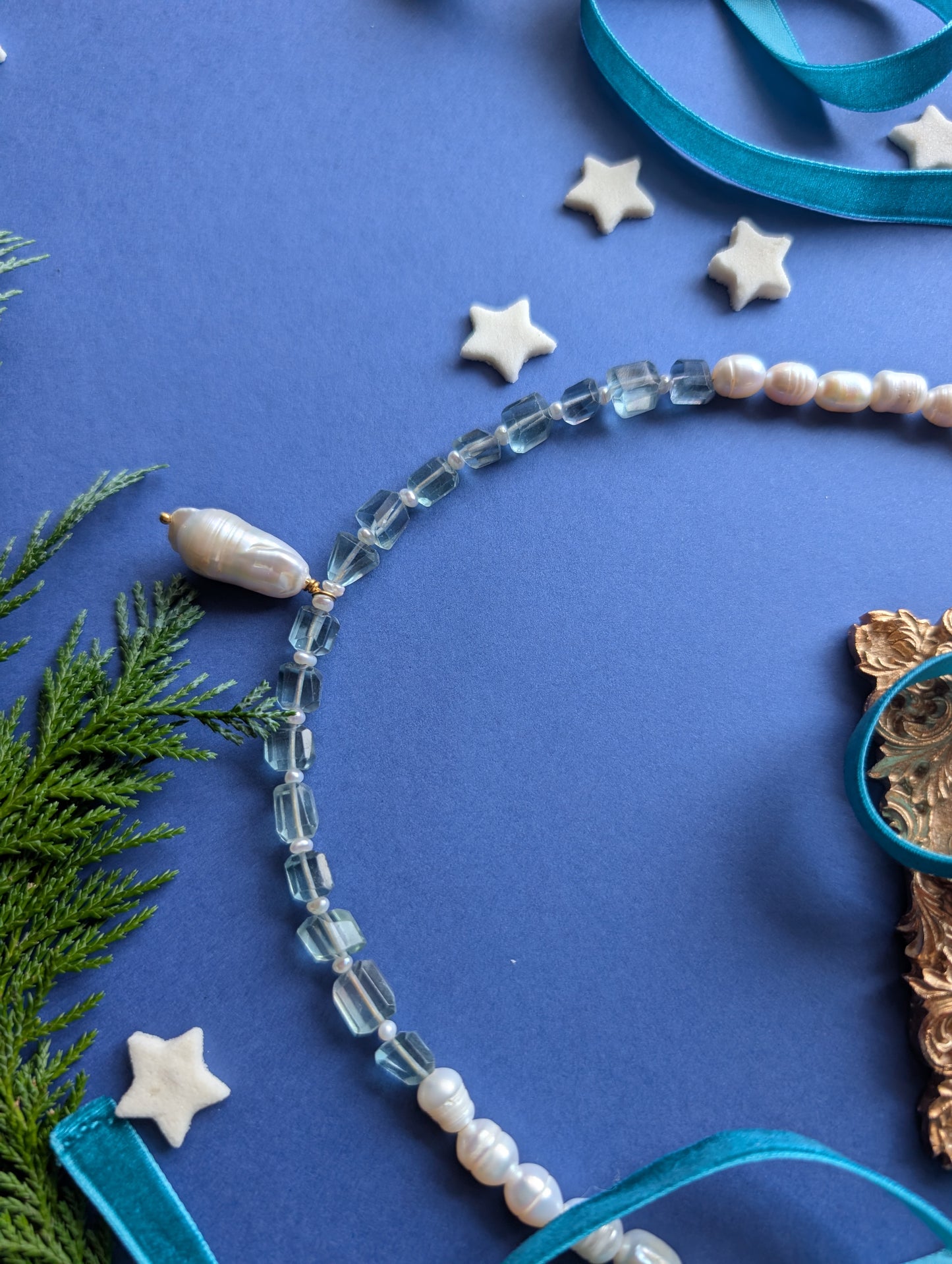 Winter Pearl Collier – Collier aus Perlen, Fluorit und Samt