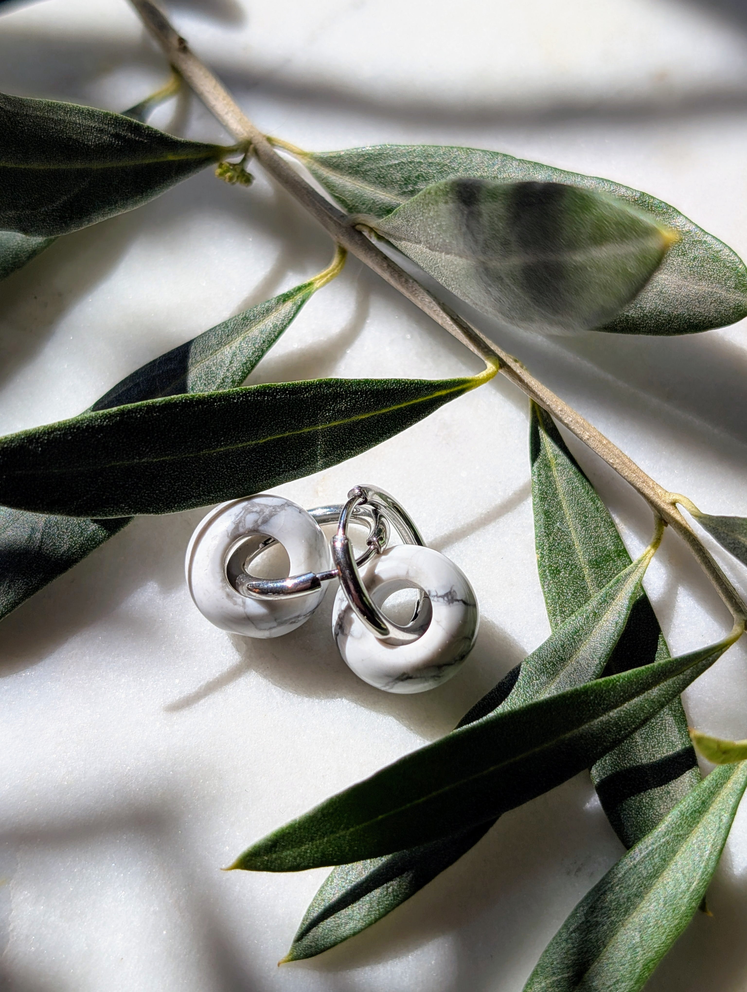 Creolen mit Edelstein Loop - Howlith