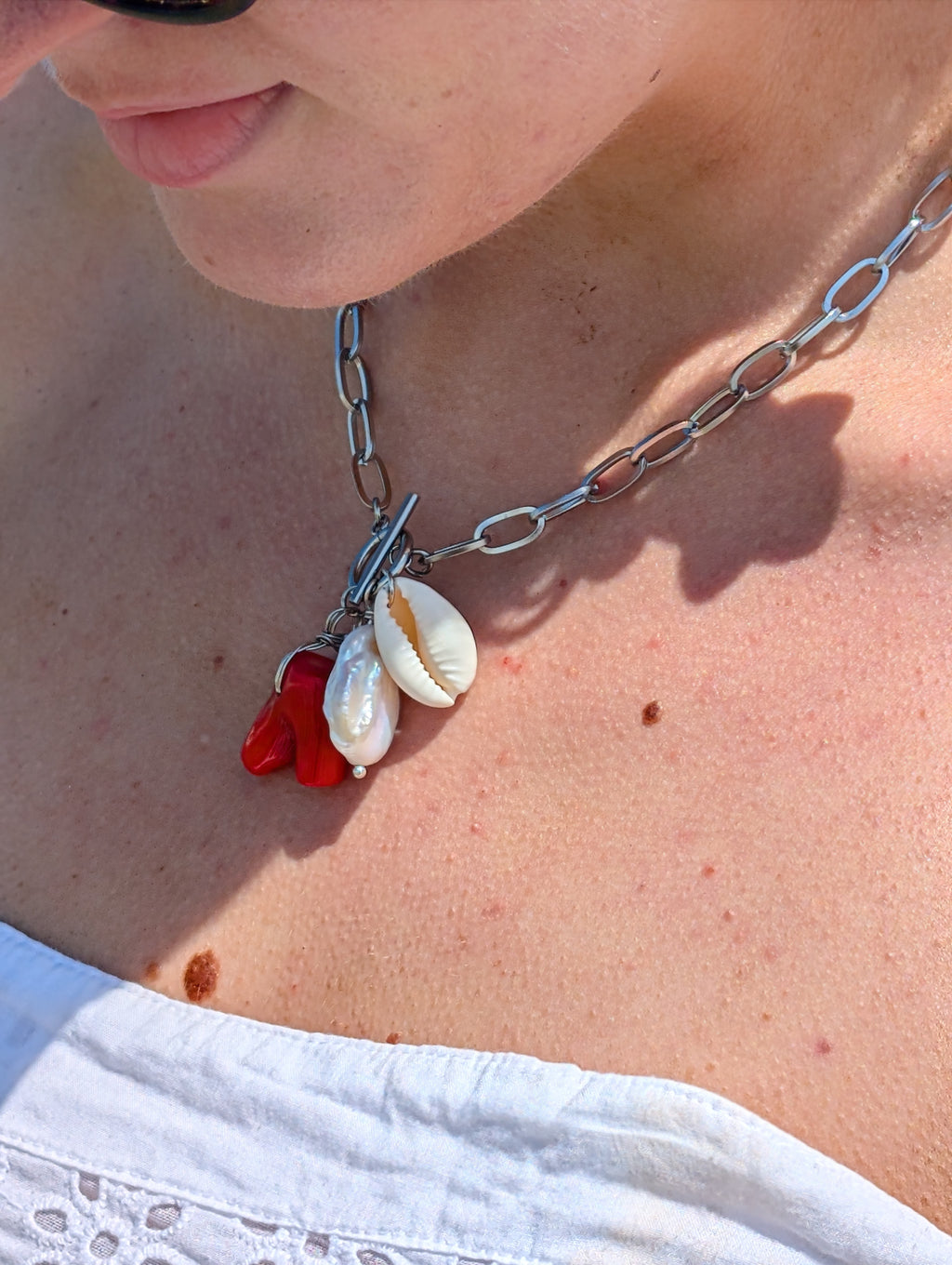 Maritime Halskette mit echter Koralle, Kauri Muschel und Barockperle