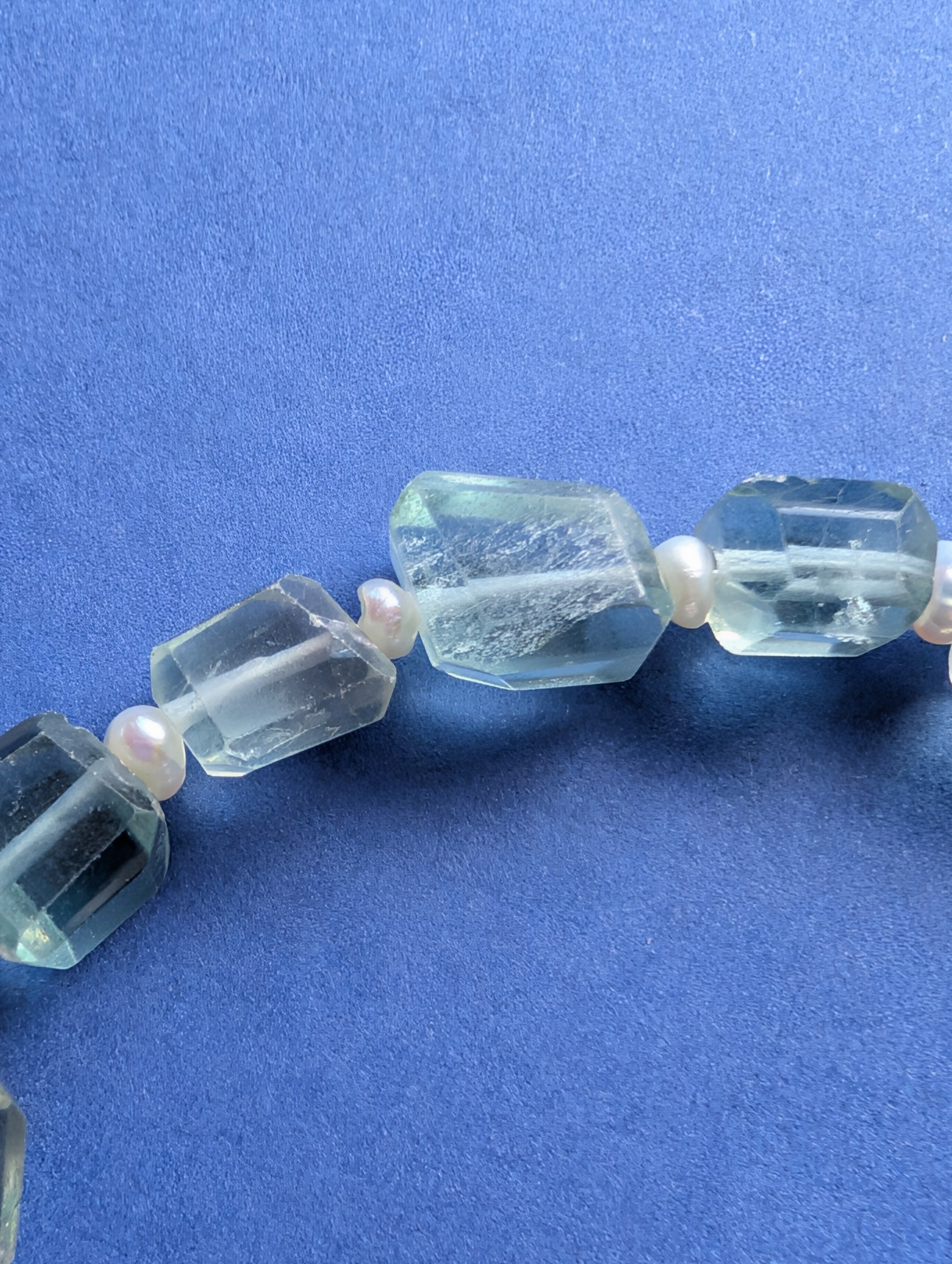 Winter Pearl Collier – Collier aus Perlen, Fluorit und Samt