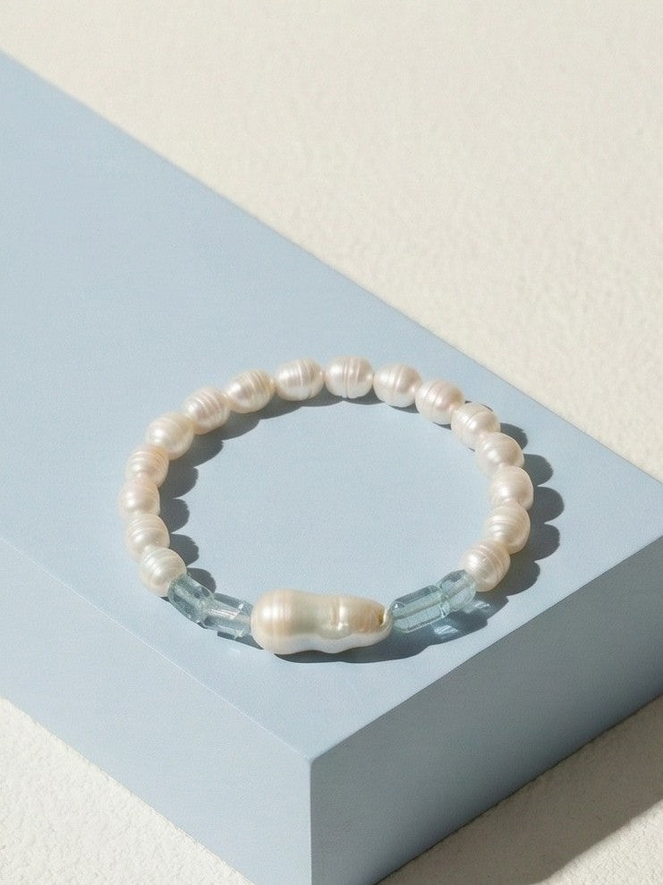 Winter Pearl Armband – Süßwasserperlen und Fluorit
