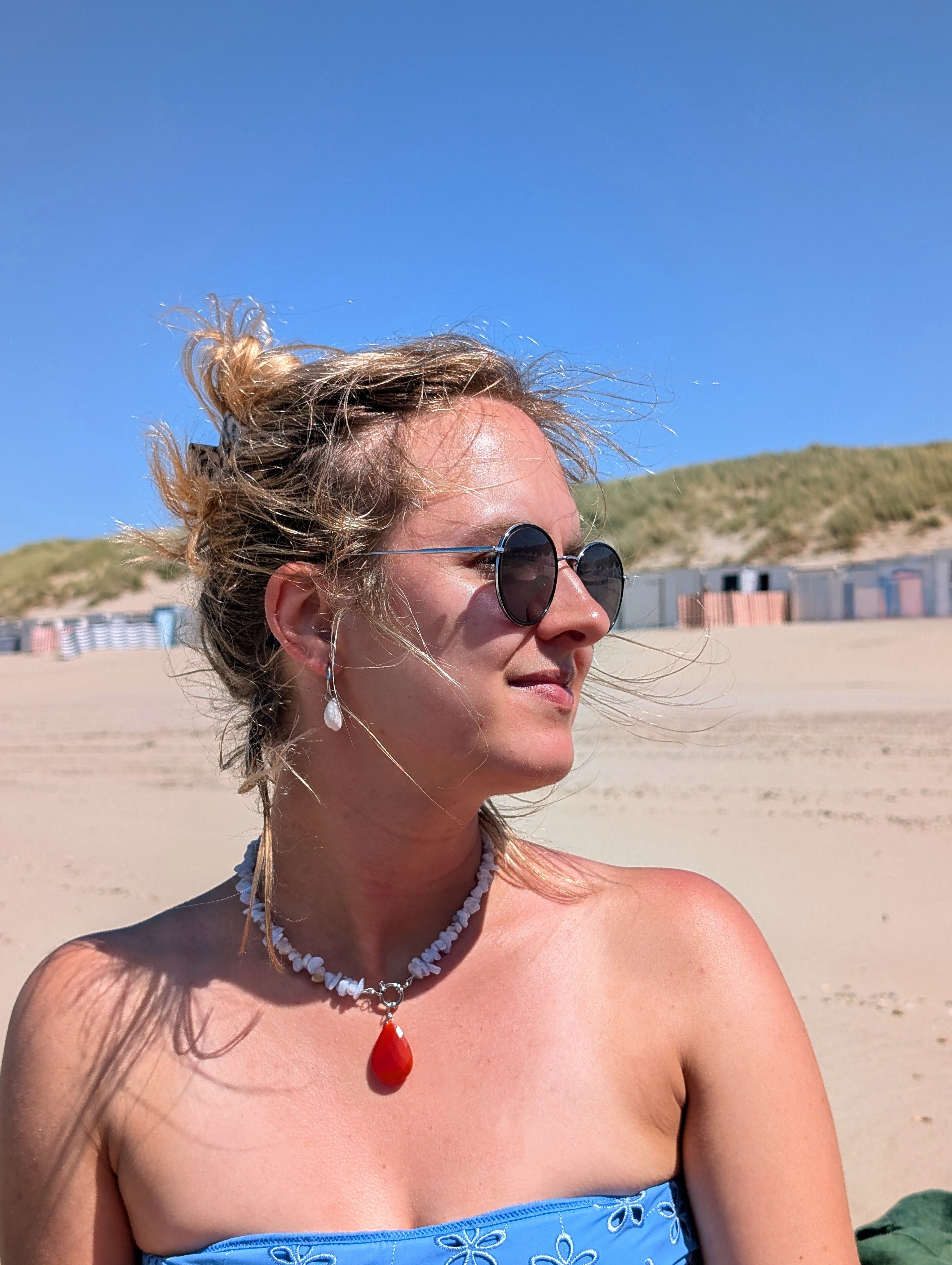 Creolen mit kleinen Kauri-Muscheln – Edelstahl-Ohrringe mit feinem Muscheldetail