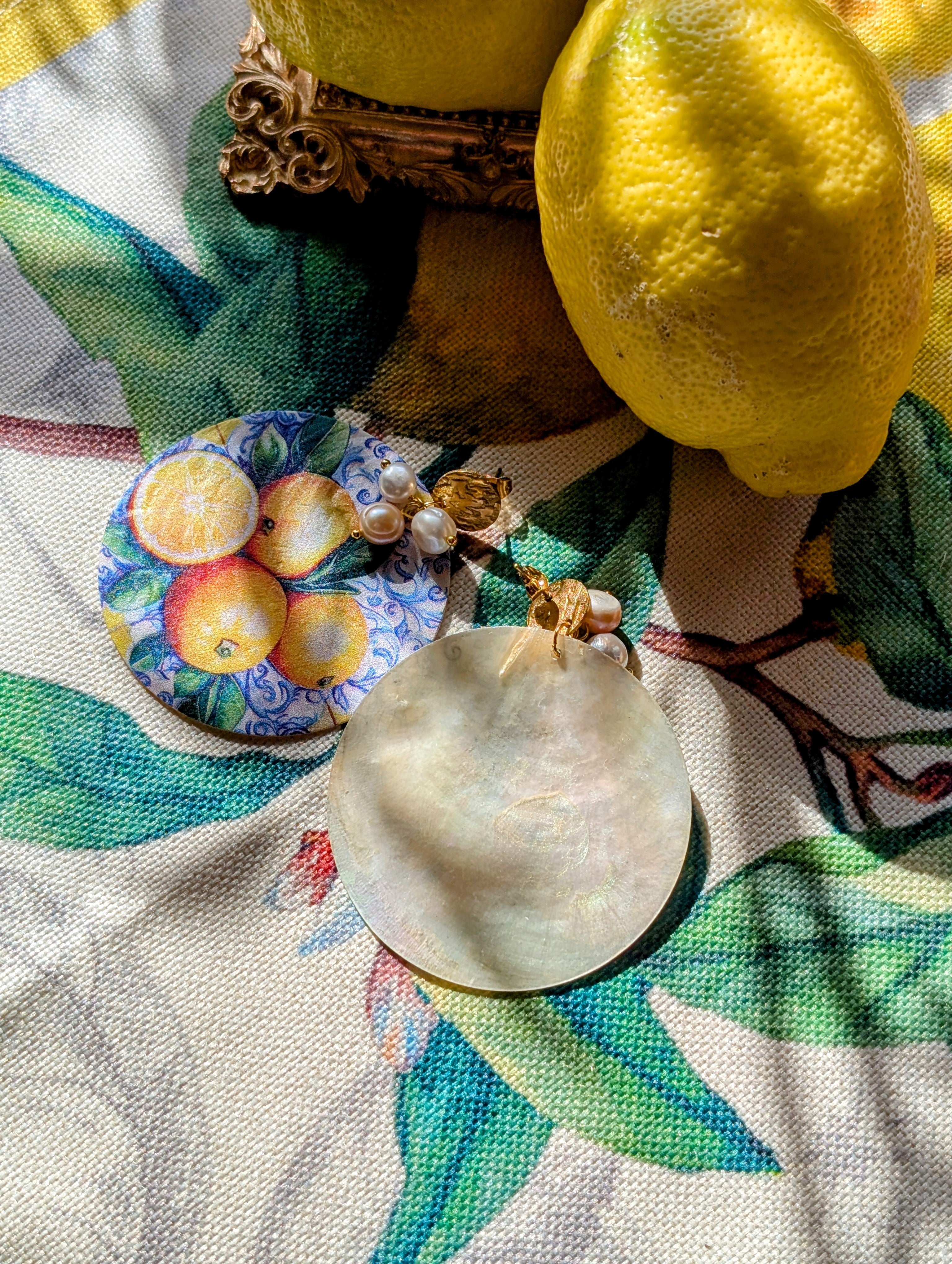 Luce di Amalfi – „Das Licht von Amalfi“ - Ohrringe aus Perlmutt mit Zitronenmuster