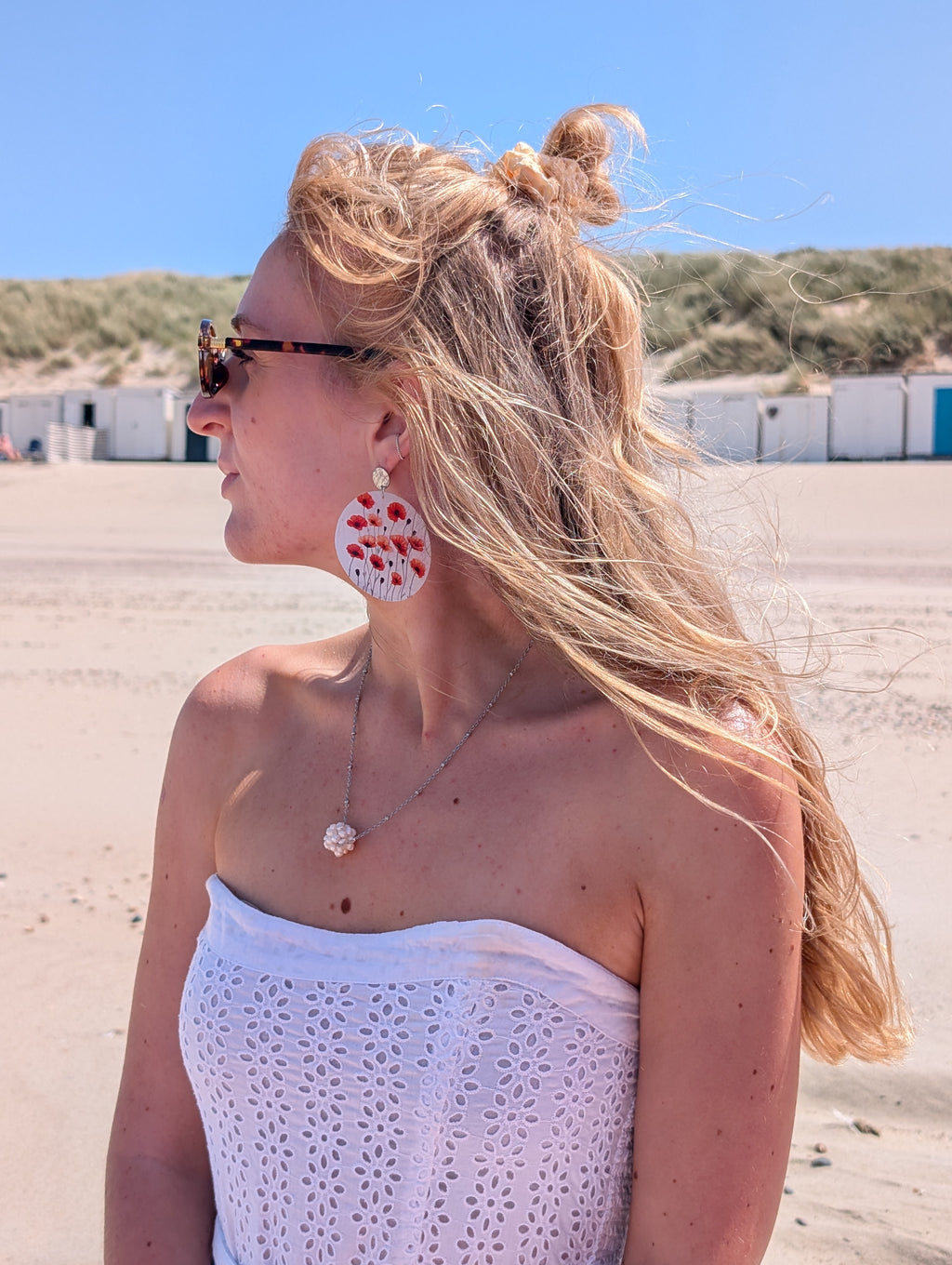 Poppy Bloom – Ohrstecker mit Mohnblumen auf Perlmutt