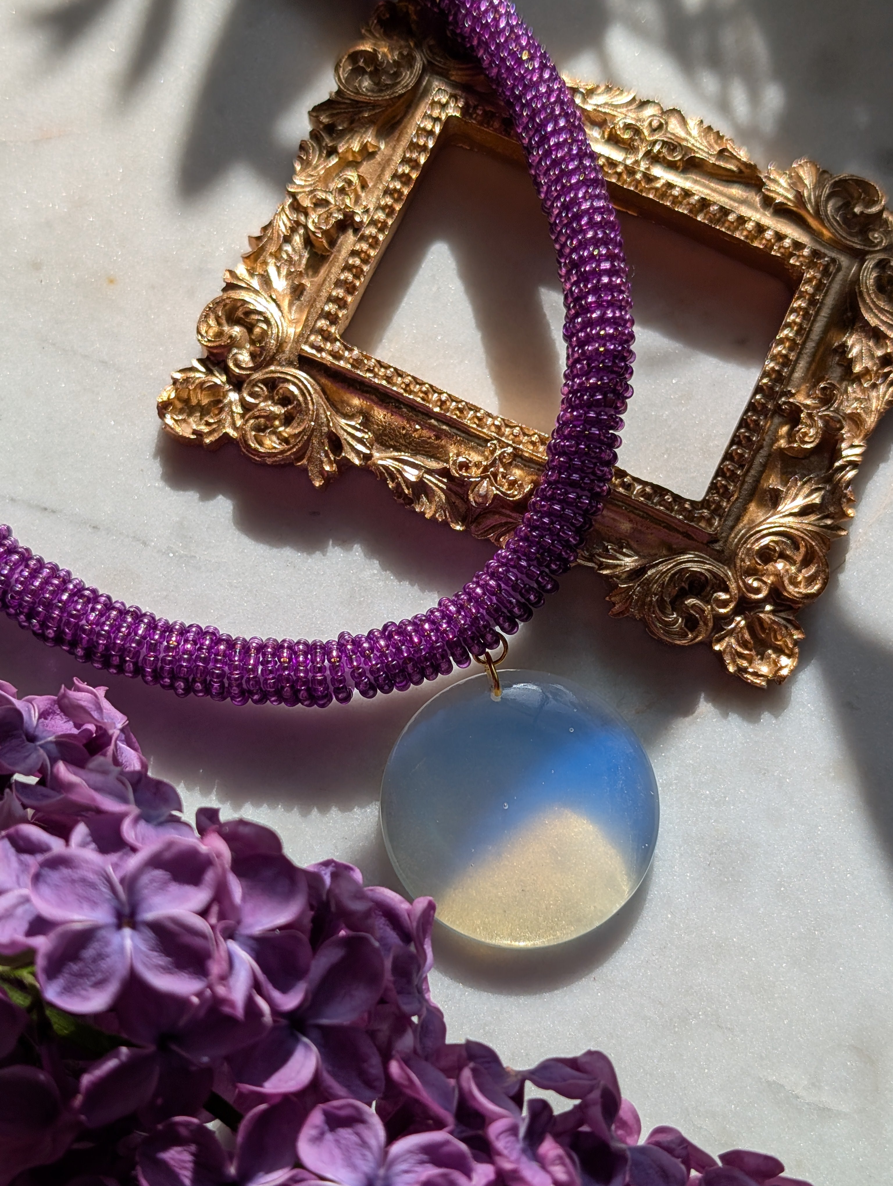 Serena Opale – Zarte Halskette mit Opalit-Anhänger und schimmernder Kordel