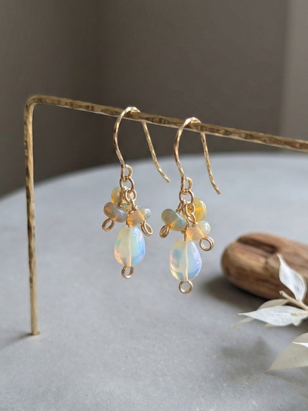 Northern Fire Lights - zarte Ohrhänger mit verschiedenen Feueropalen