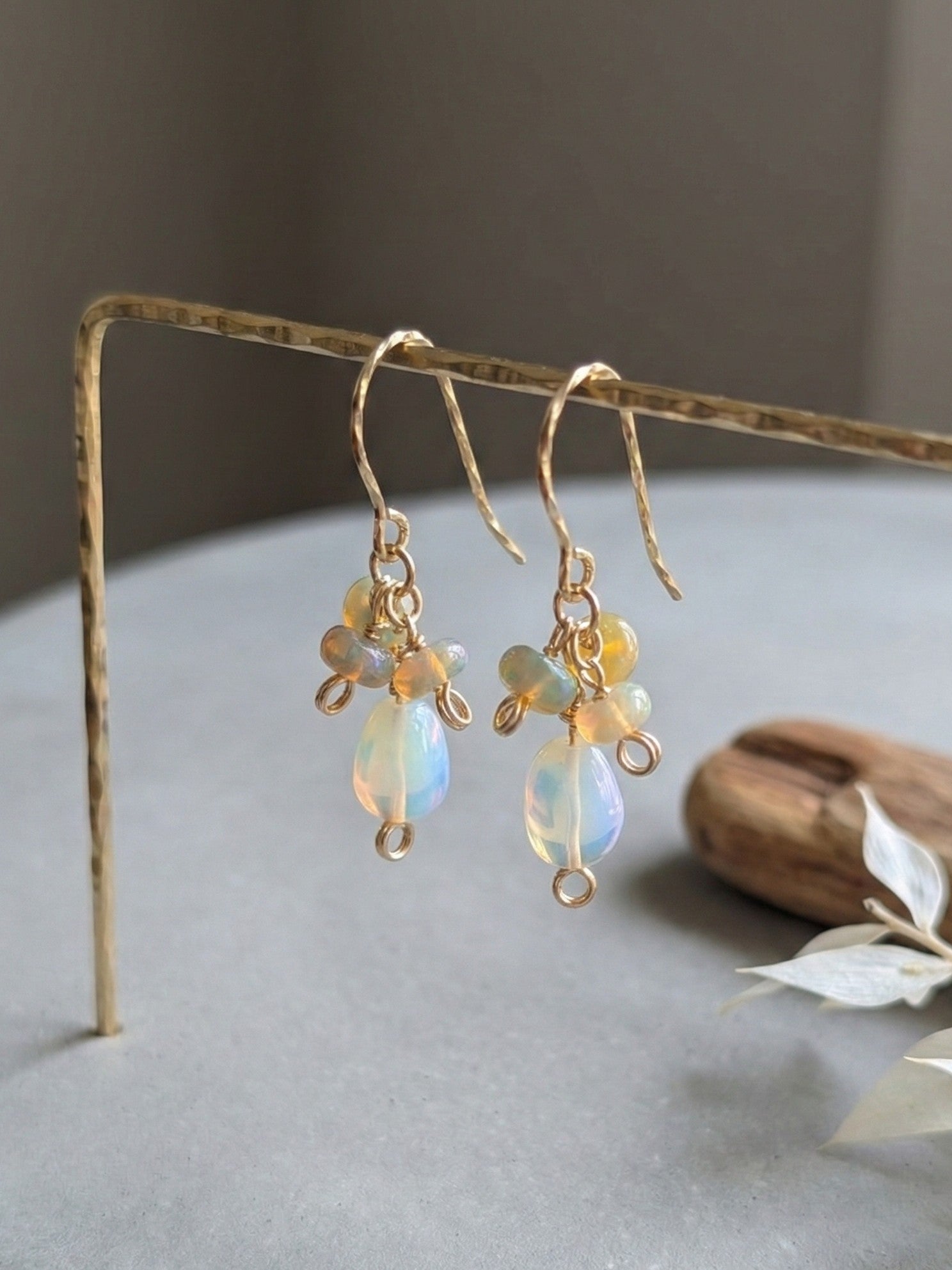 Northern Fire Lights - zarte Ohrhänger mit verschiedenen Feueropalen