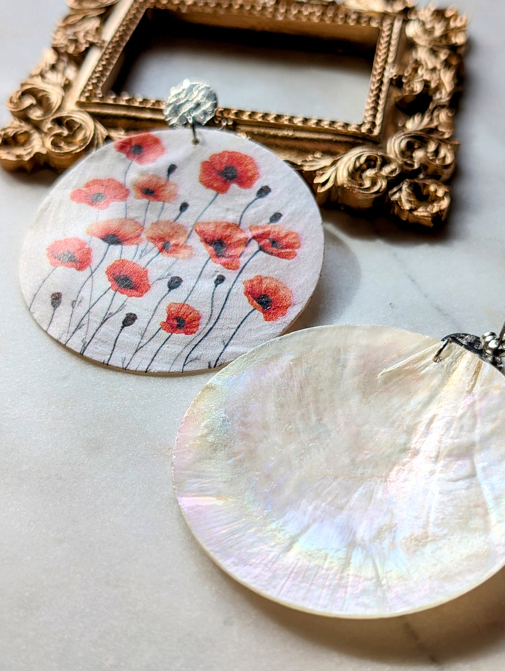 Poppy Bloom – Ohrstecker mit Mohnblumen auf Perlmutt
