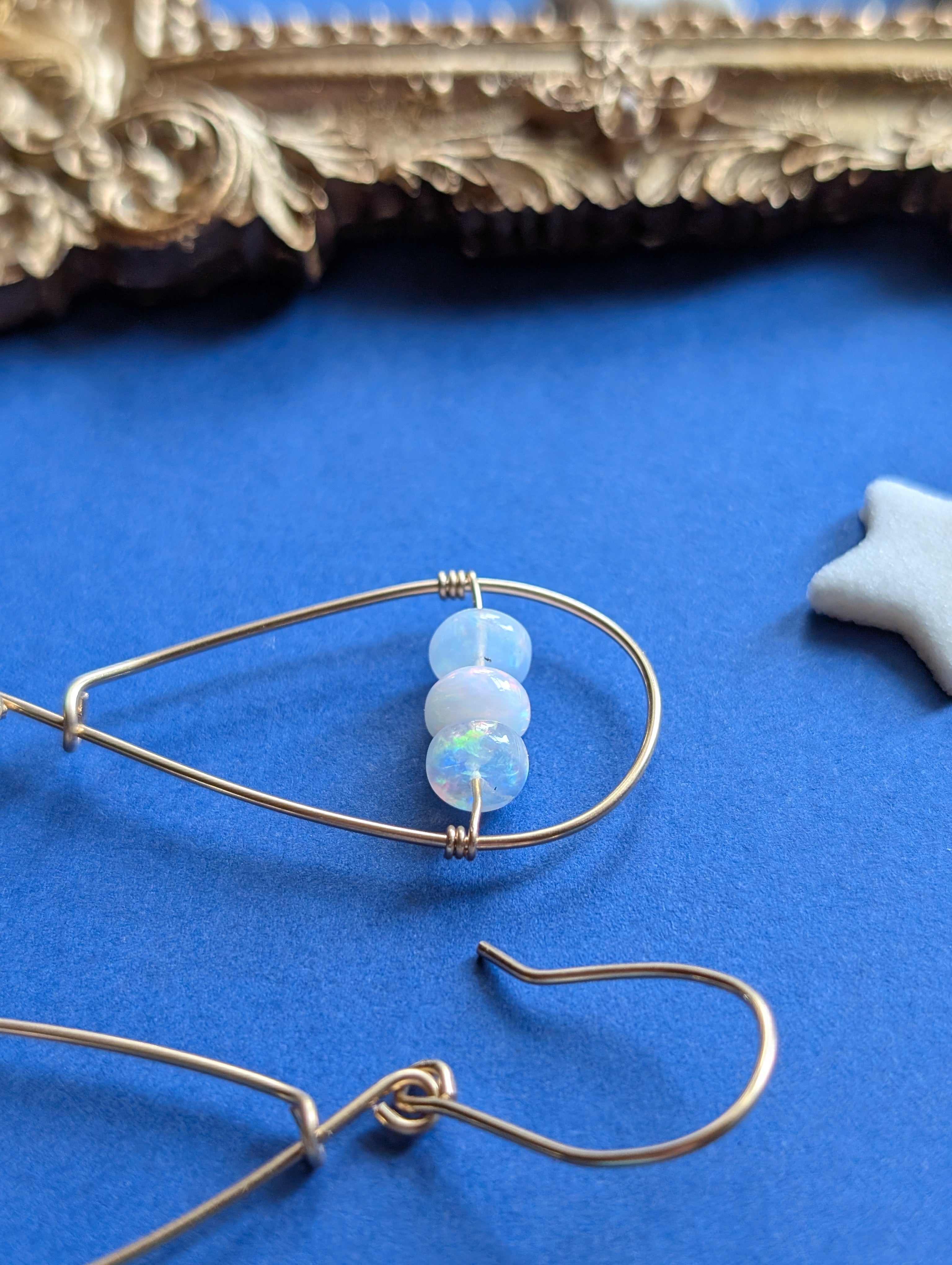 Opaline Tears - Tropfenförmige Ohrhänger mit Feueropal Perlen