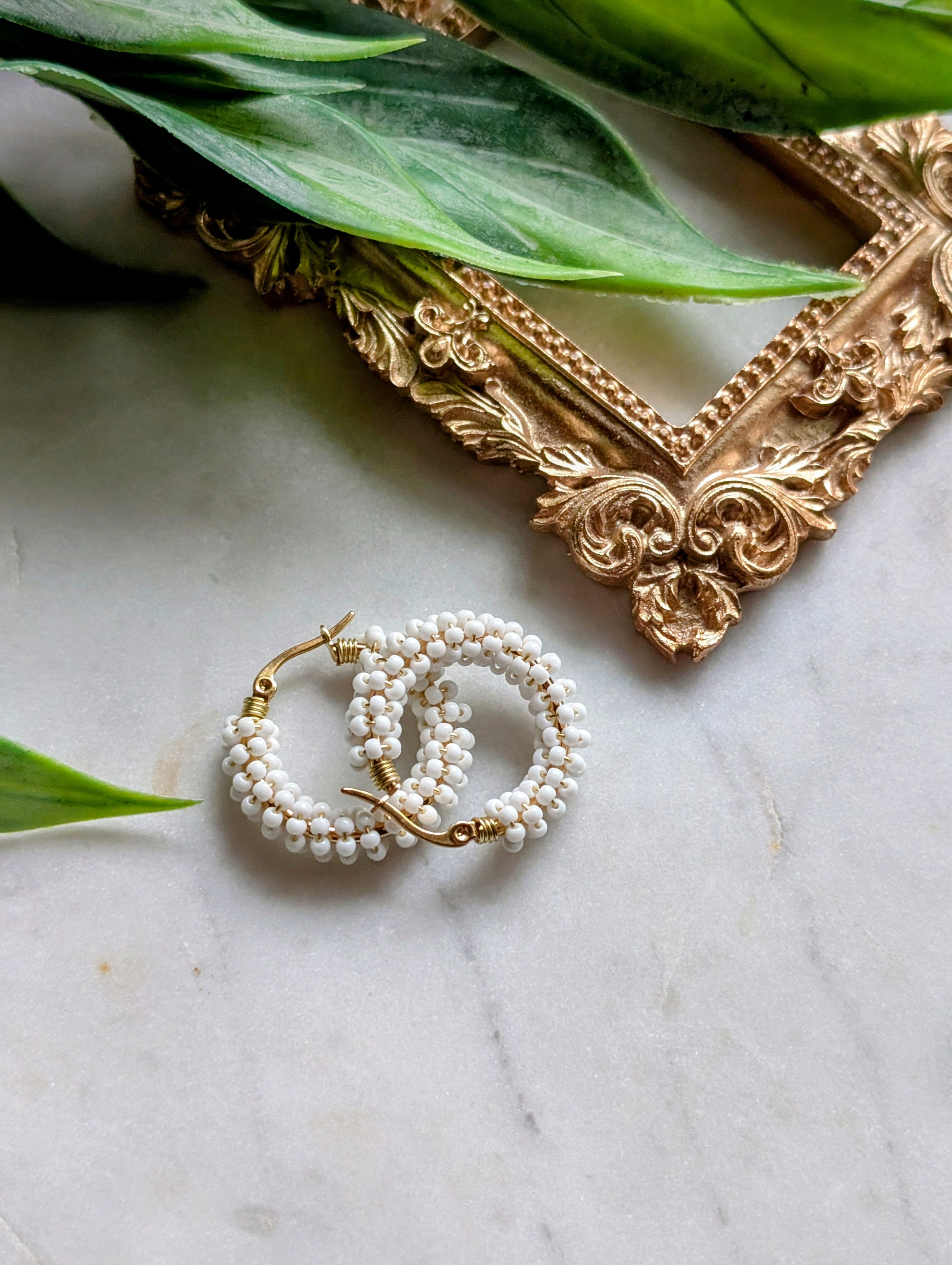 Color Wraps Creolen "Alba" – Edelstahl & weiße Rocailles