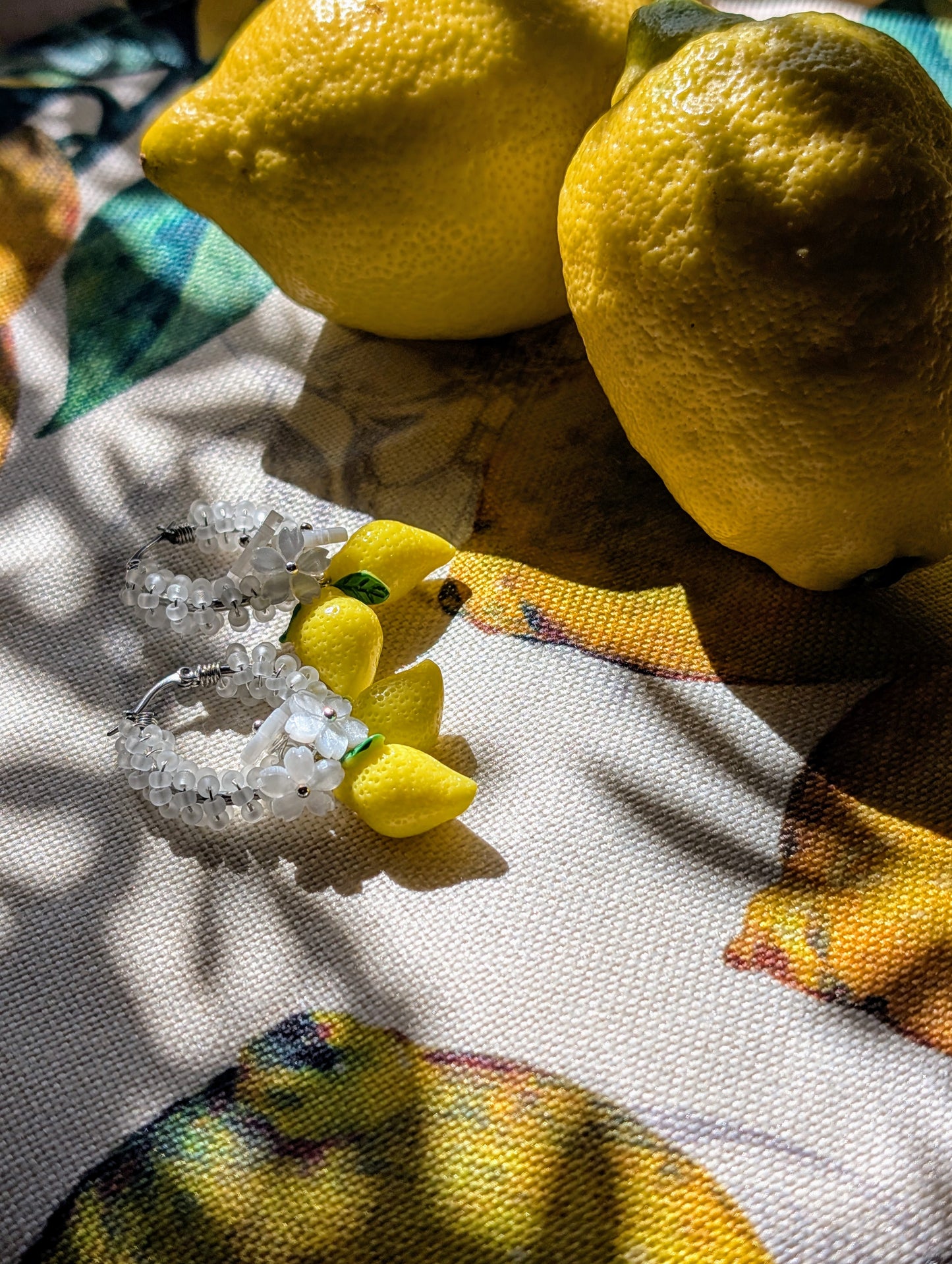 Creole di Limone – Color Wraps Edelstahl-Creolen mit Zitronen und Blüten