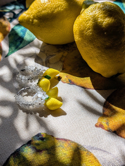Creole di Limone – Color Wraps Edelstahl-Creolen mit Zitronen und Blüten