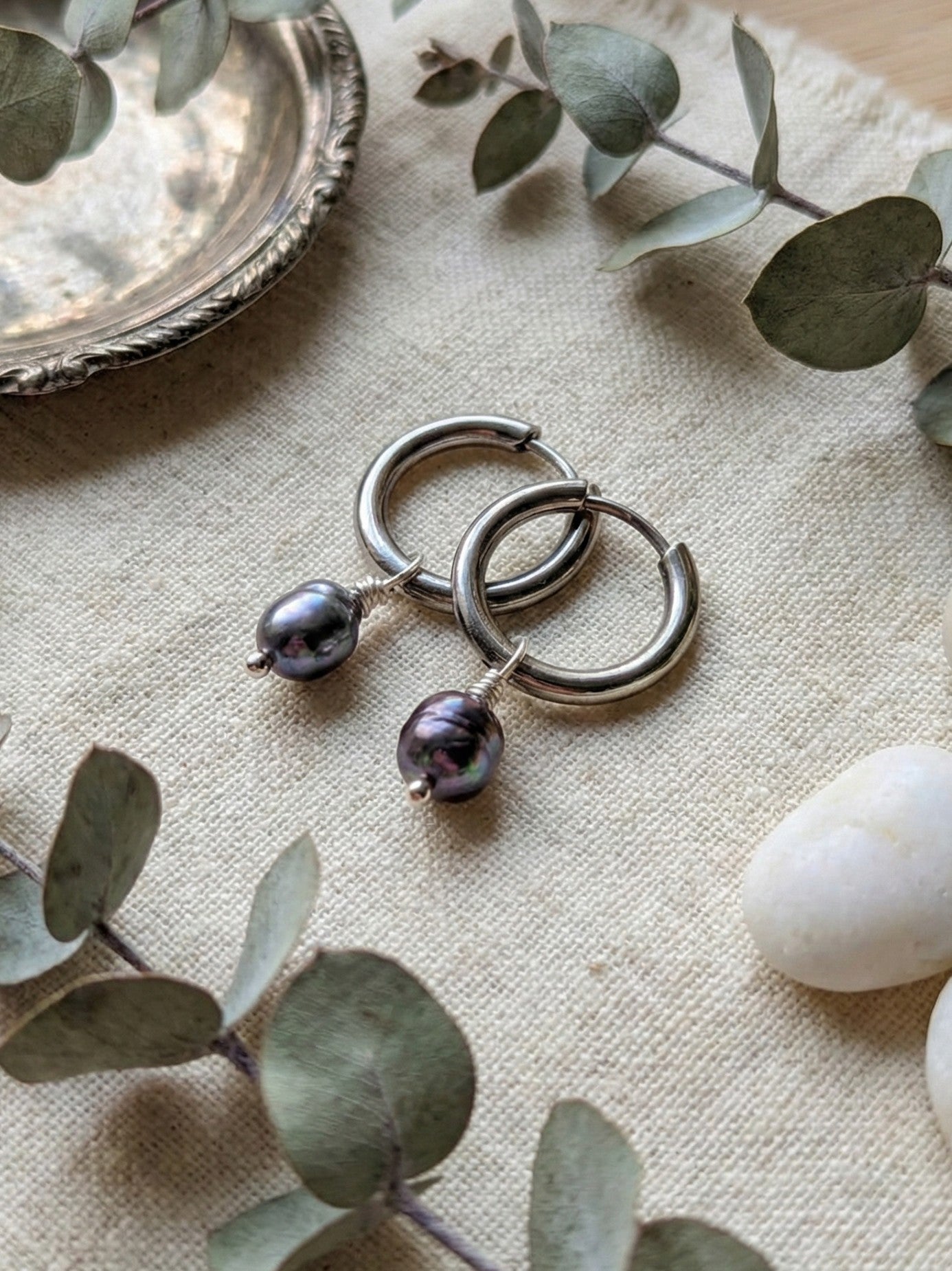 Midnight Pearl - Edelstahl Creolen mit schwarz-blauen Süßwasserperlen