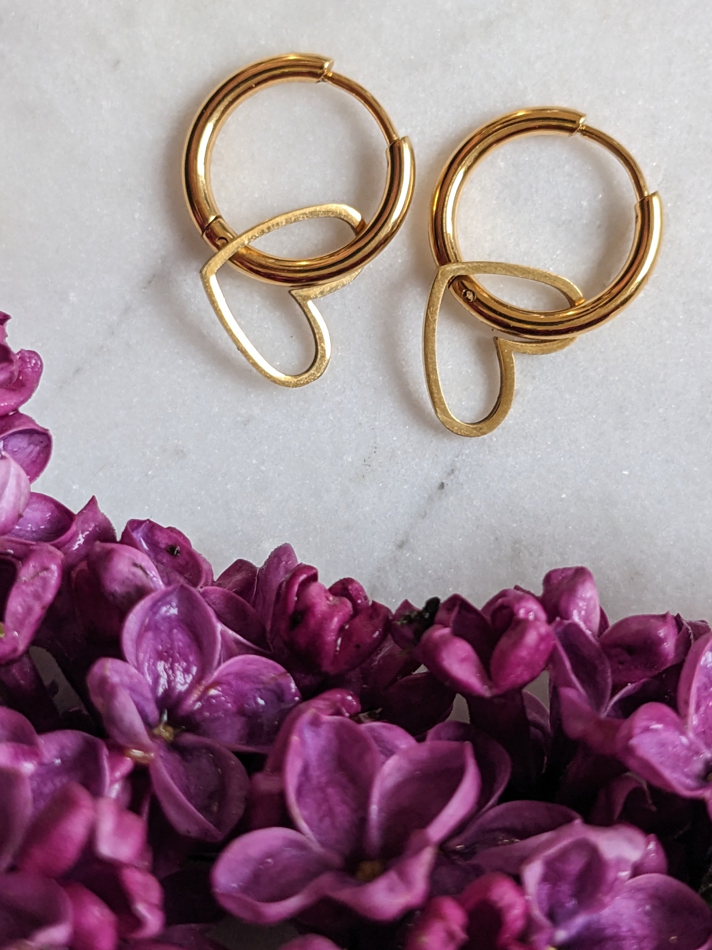 Heart Hoops – Edelstahl Creolen mit Herzanhänger