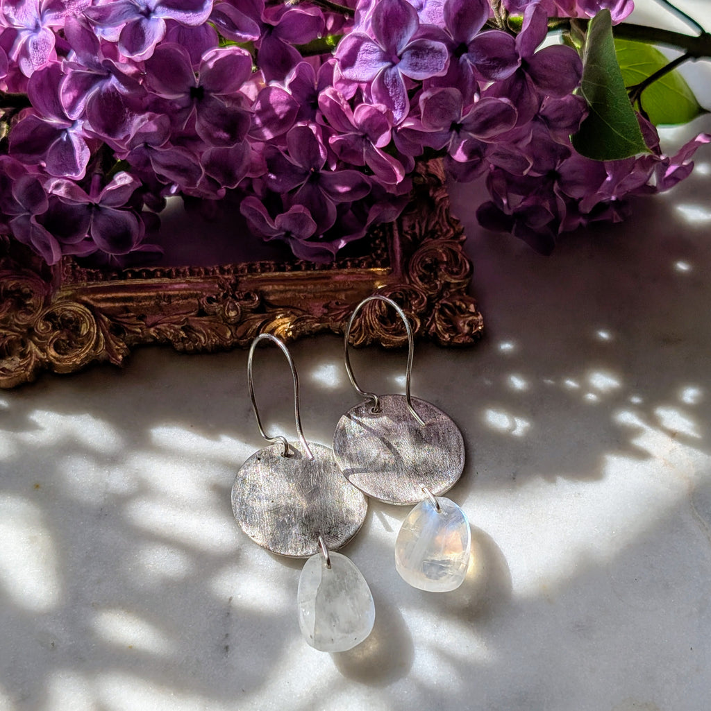 Handgefertigte Ohrringe aus Silber mit feinem Insektenrelief und Mondstein