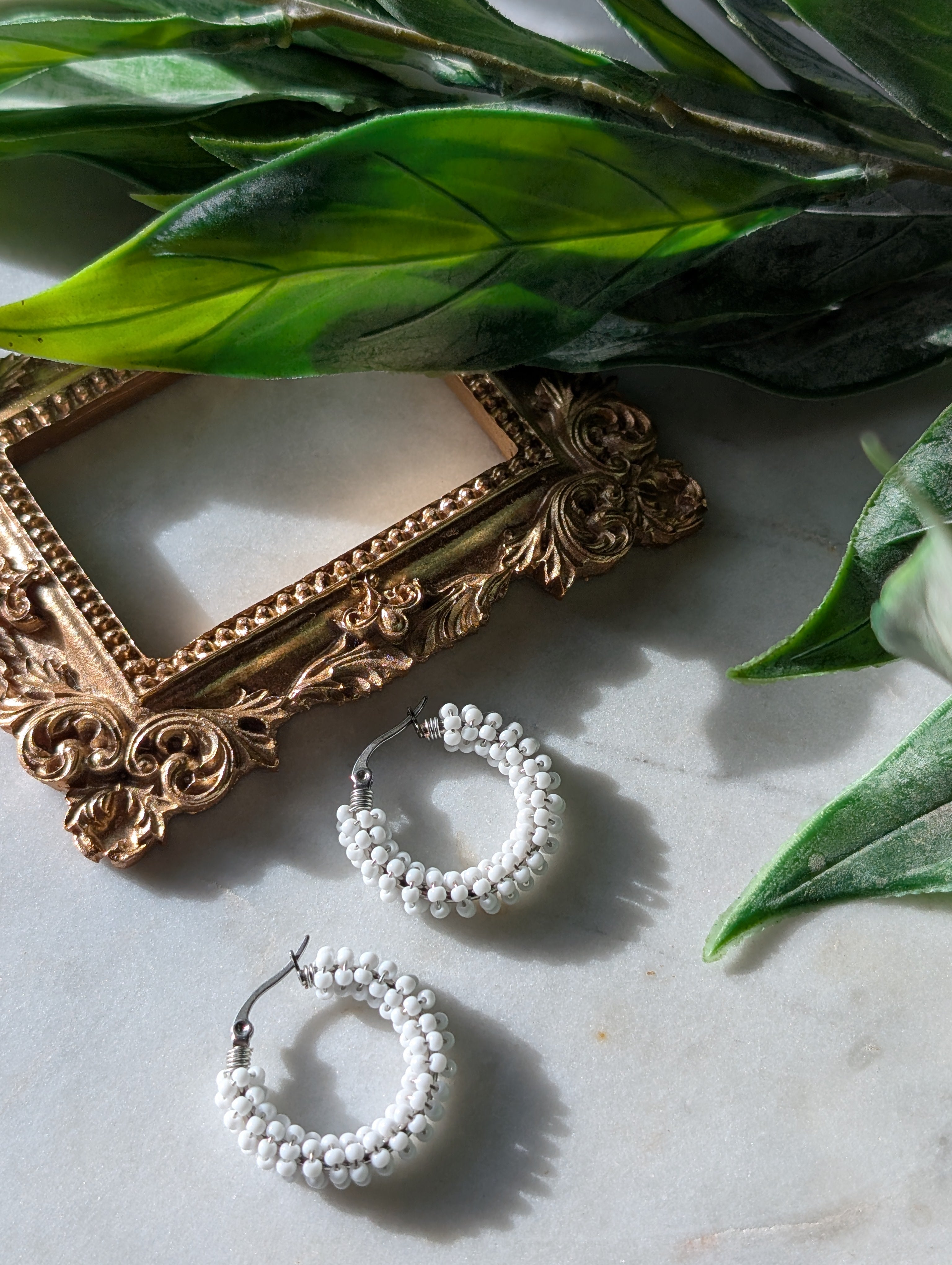 Color Wraps Creolen "Alba" – Edelstahl & weiße Rocailles