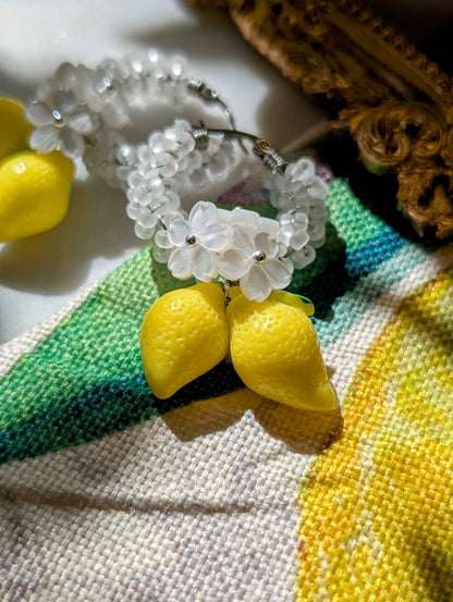 Creole di Limone – Color Wraps Edelstahl-Creolen mit Zitronen und Blüten