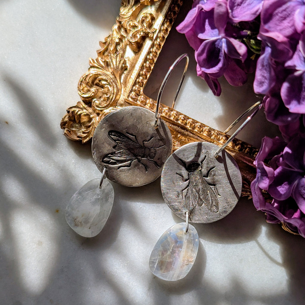 Handgefertigte Ohrringe aus Silber mit feinem Insektenrelief und Mondstein