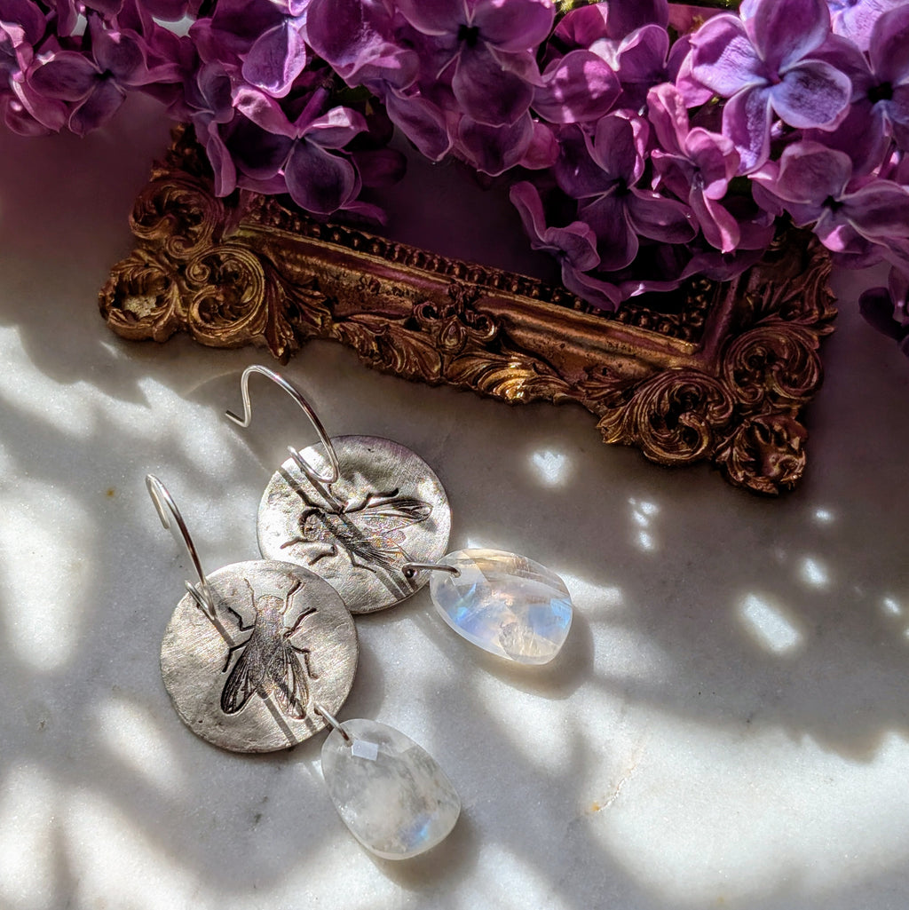 Handgefertigte Ohrringe aus Silber mit feinem Insektenrelief und Mondstein