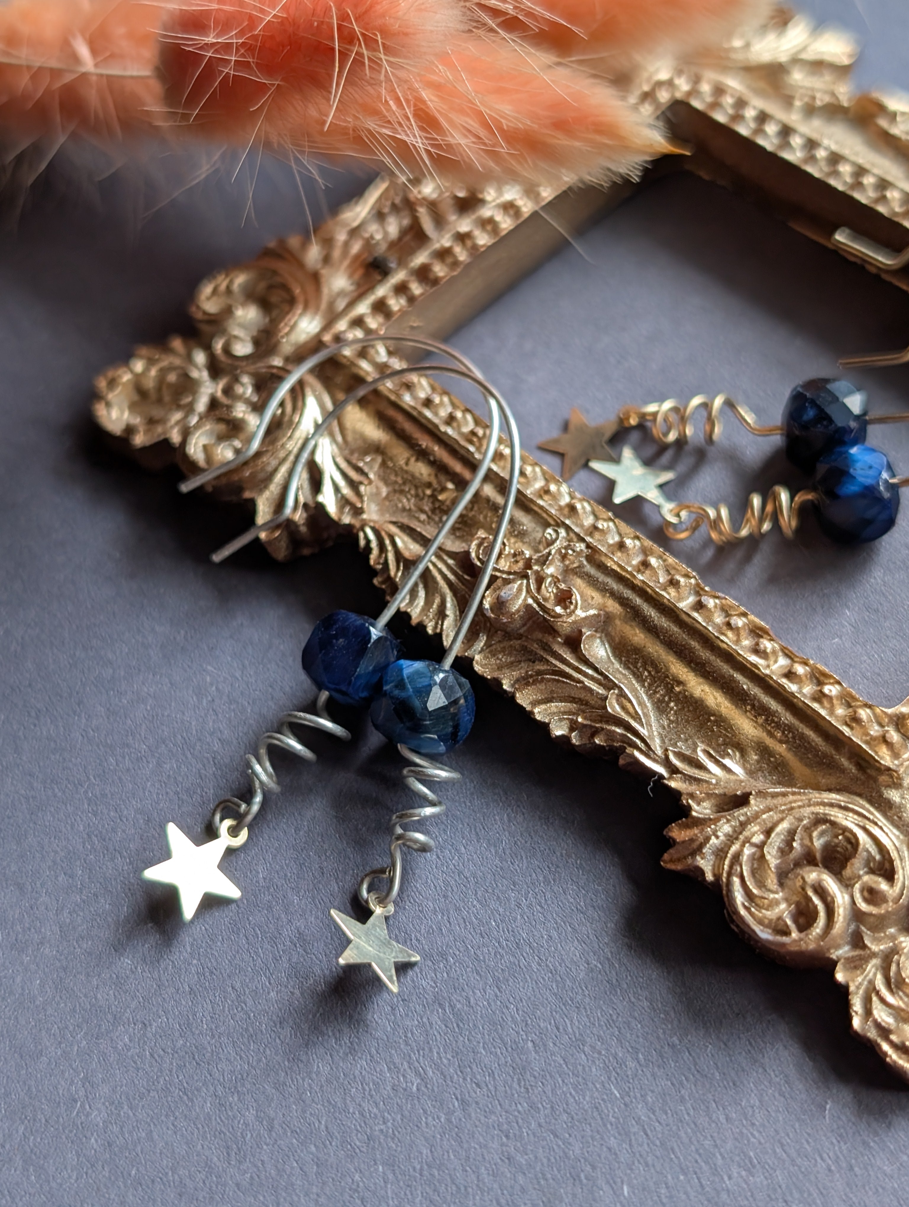 Ohrhänger Polaris - Silber & Gold mit Sternen und Tigerauge