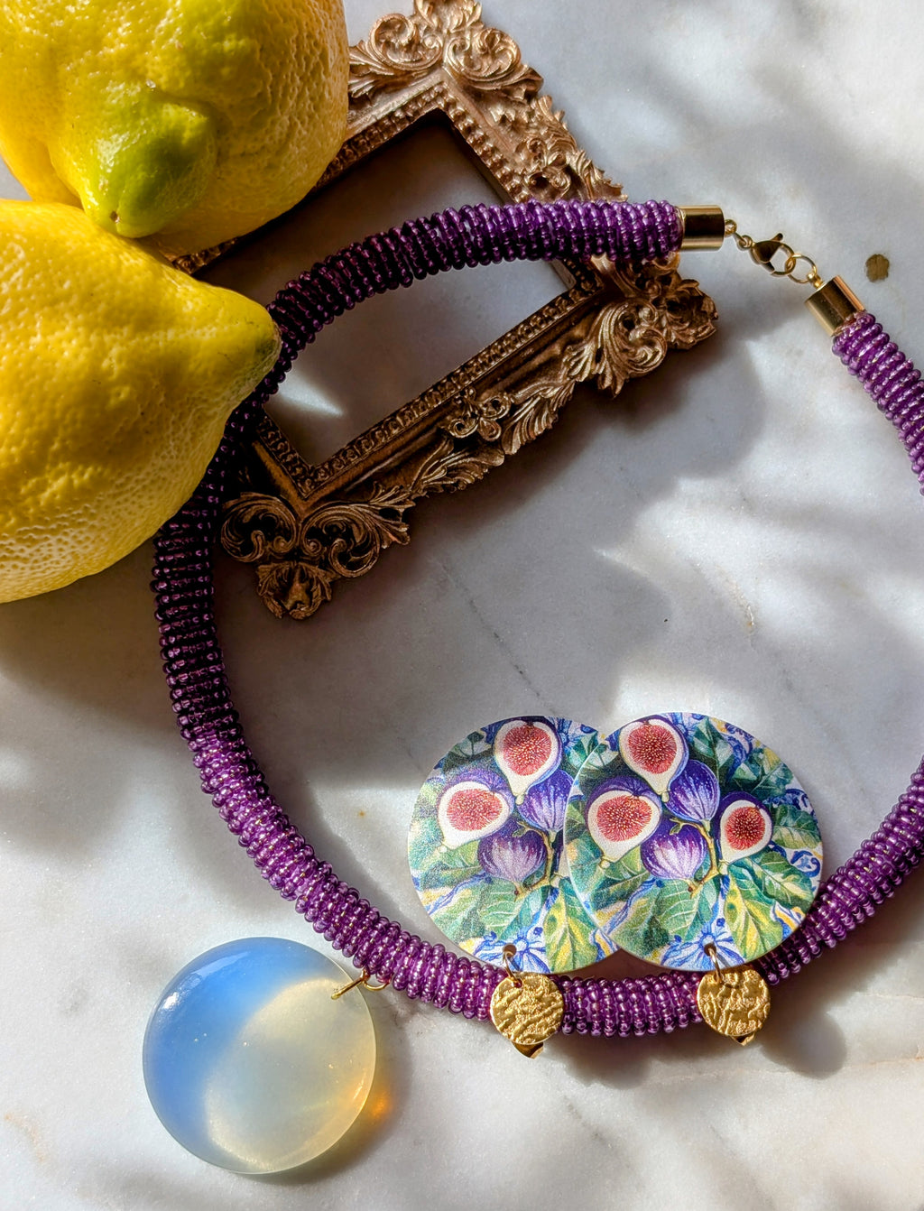 Serena Opale – Zarte Halskette mit Opalit-Anhänger und schimmernder Kordel