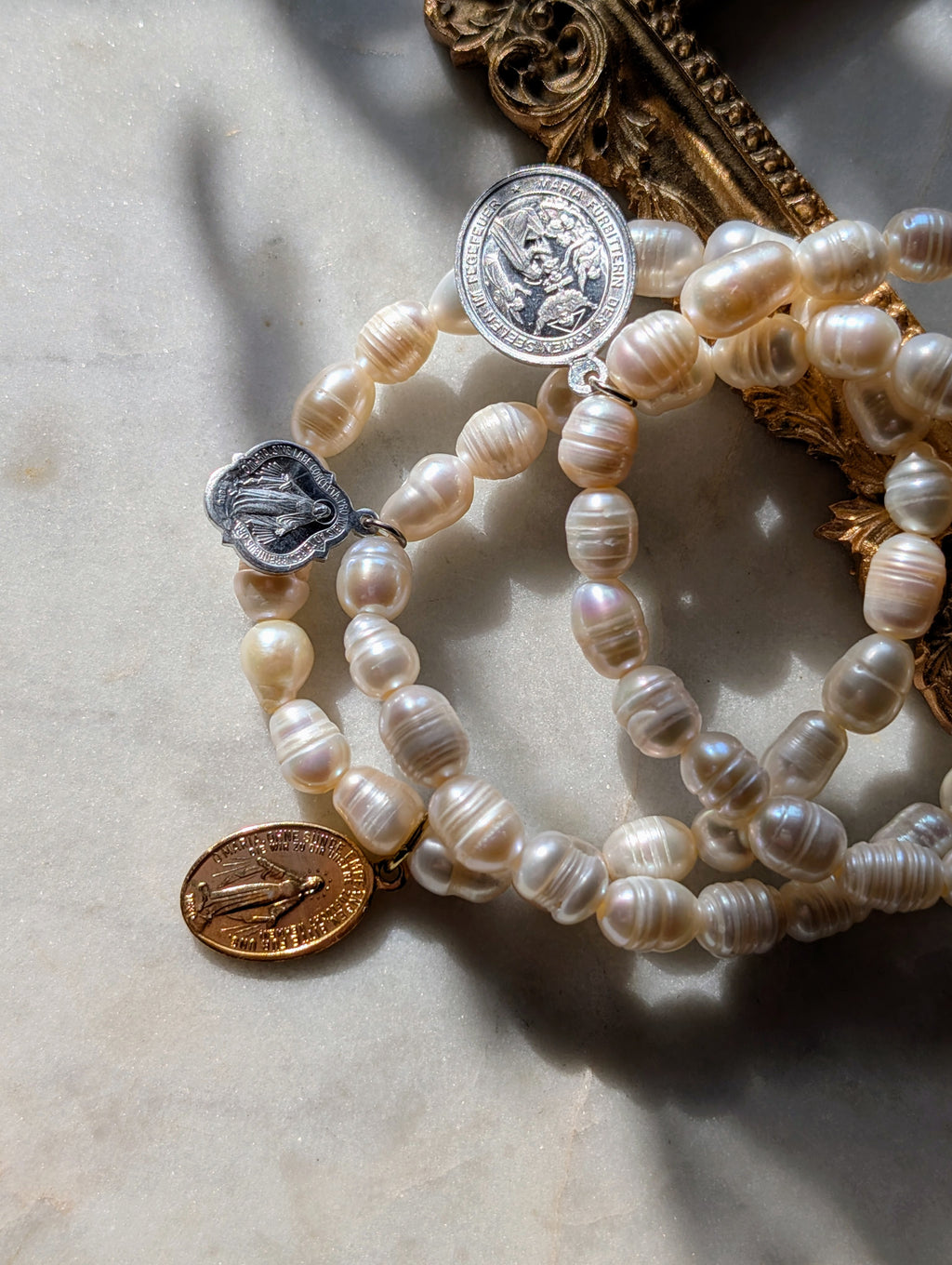 Süßwasserperlenarmband mit Marienmedaille vom Kloster Andechs