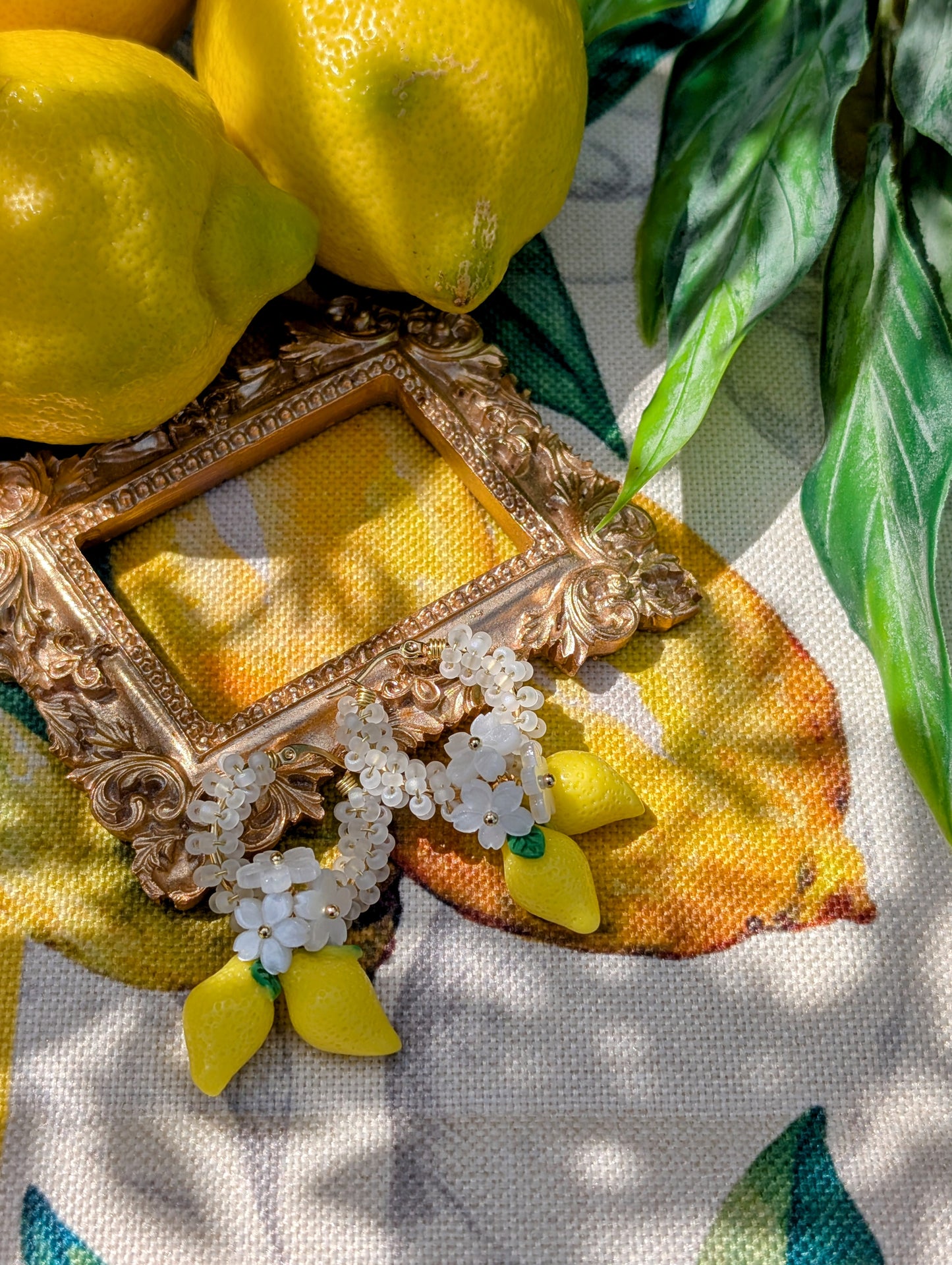 Creole di Limone – Color Wraps Edelstahl-Creolen mit Zitronen und Blüten