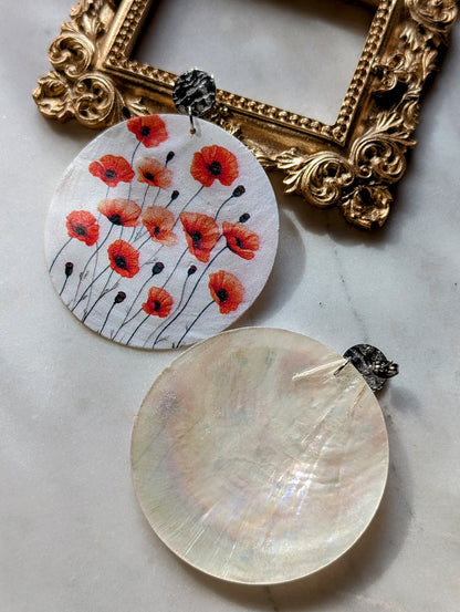 Poppy Bloom – Ohrstecker mit Mohnblumen auf Perlmutt