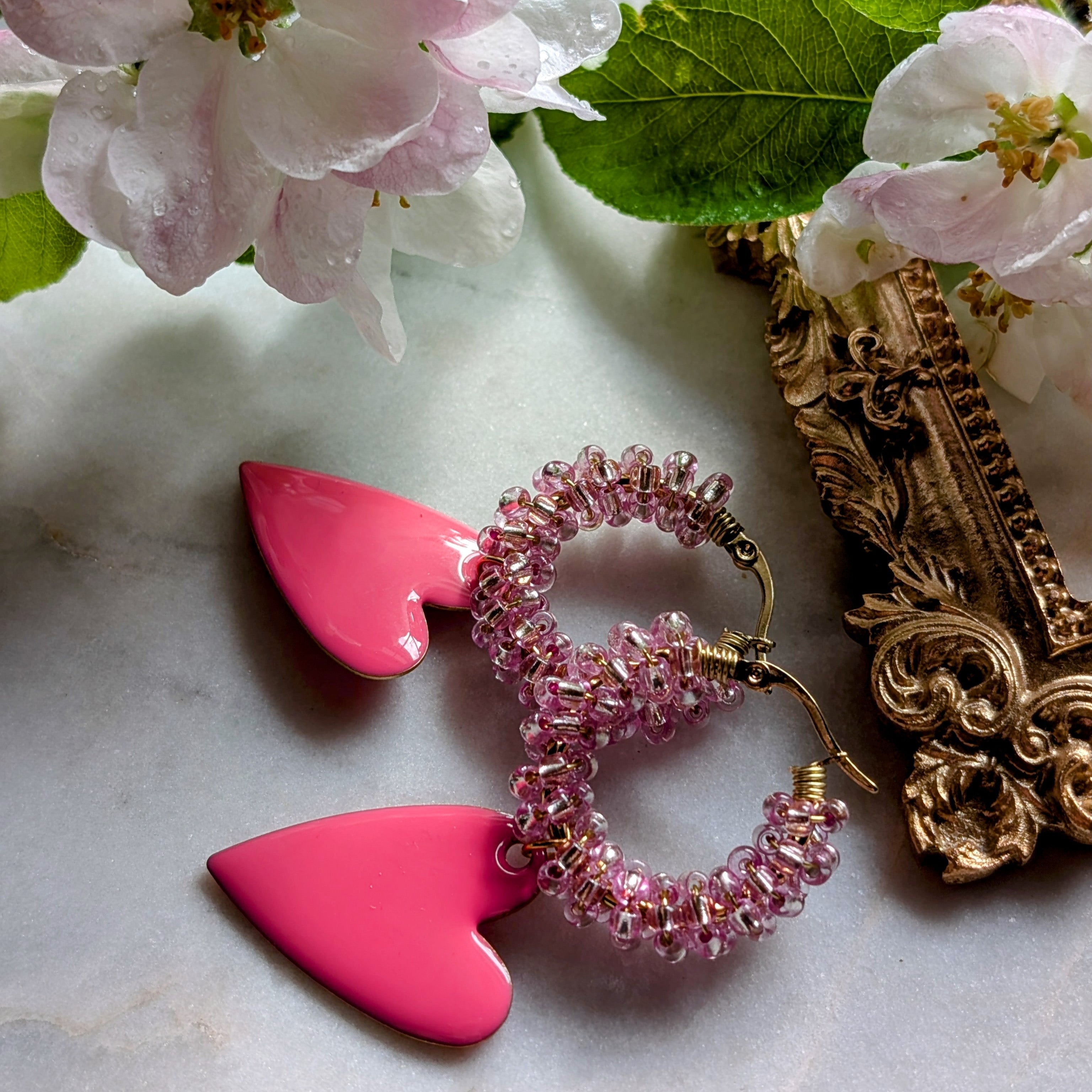 Rocaillescreolen "Coracão" - Verspielte Creolen umwickelt mit zart rosa Glasperlen und einem pinken Herz aus emailliertem Messing