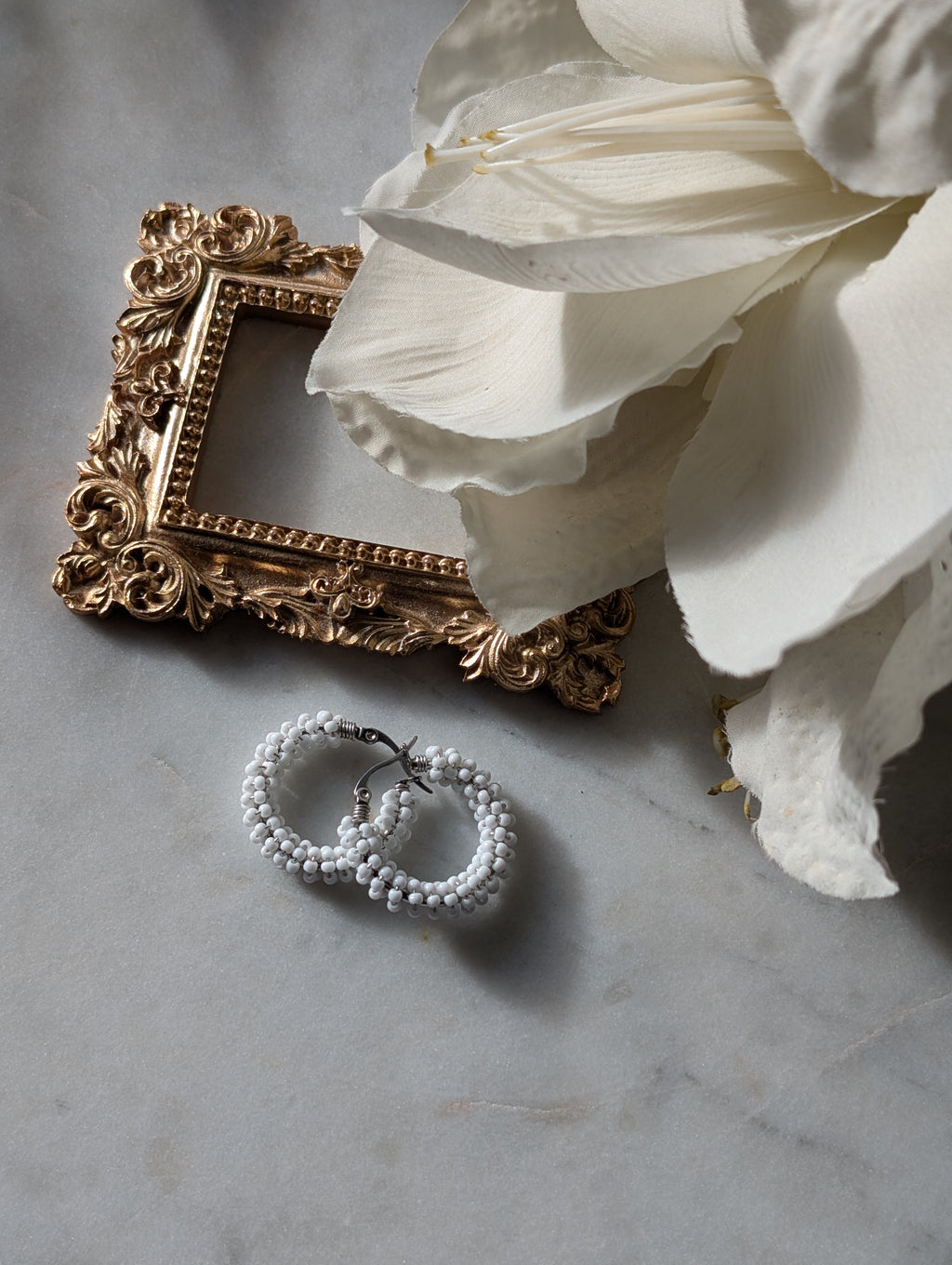 Color Wraps Creolen "Alba" – Edelstahl & weiße Rocailles