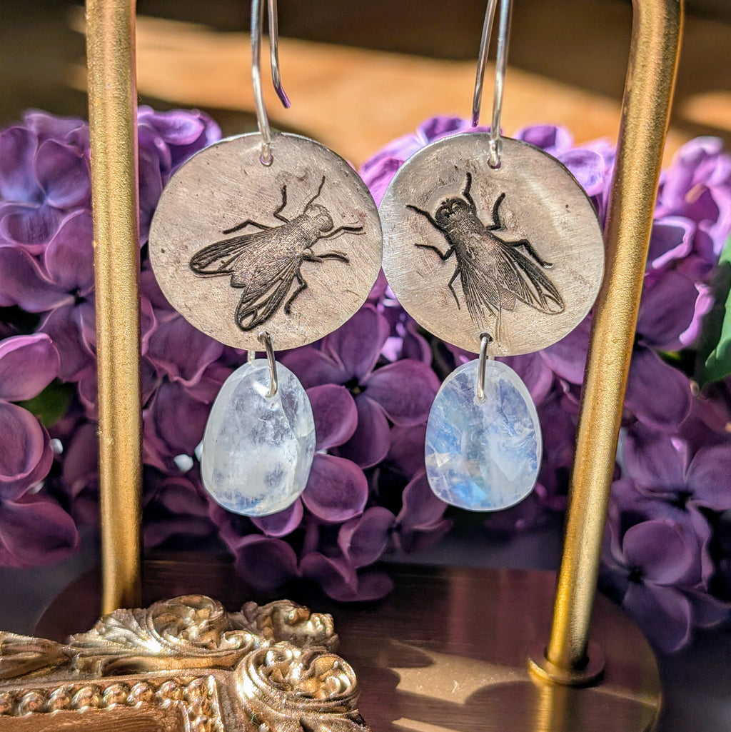 Handgefertigte Ohrringe aus Silber mit feinem Insektenrelief und Mondstein