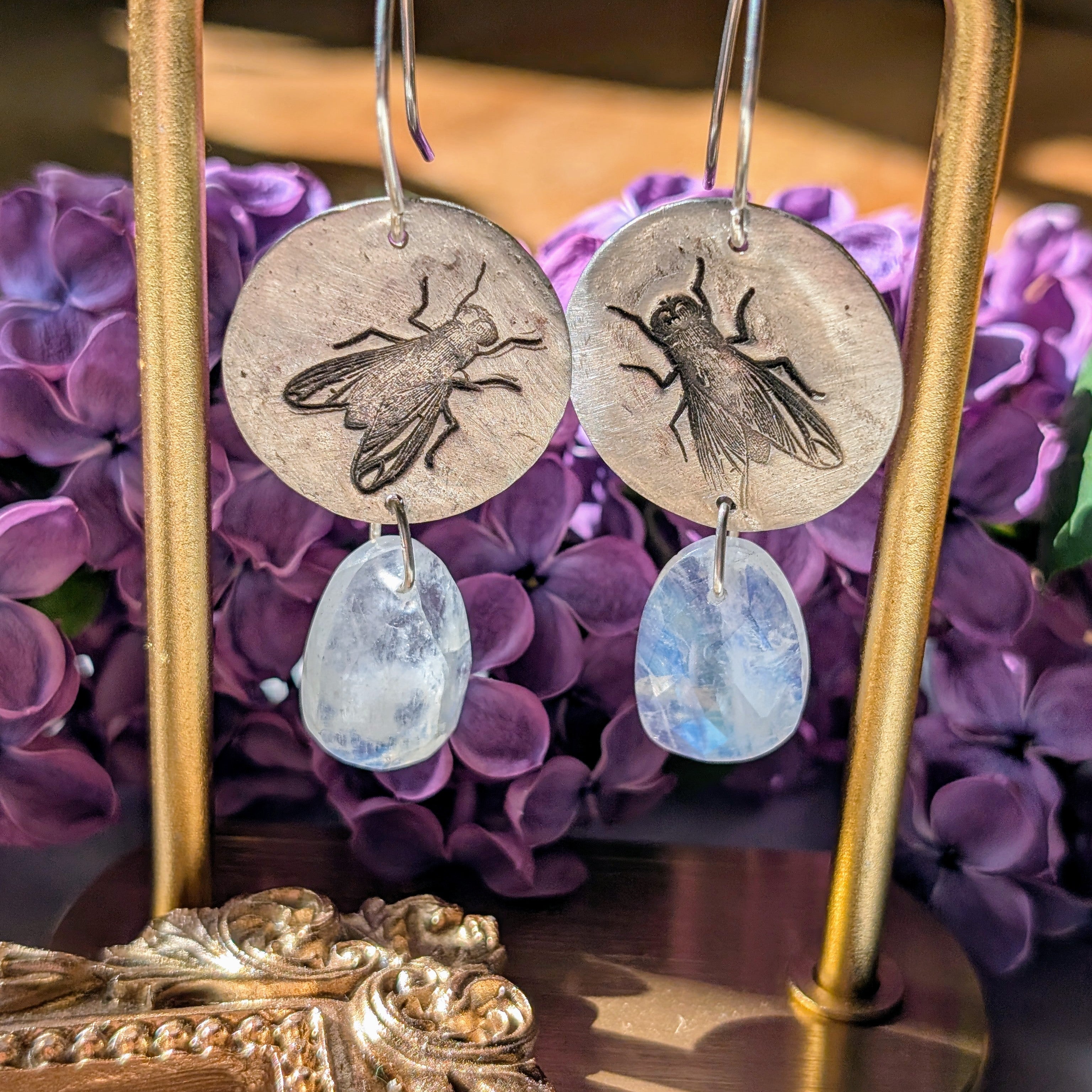 Handgefertigte Ohrringe aus Silber mit feinem Insektenrelief und Mondstein