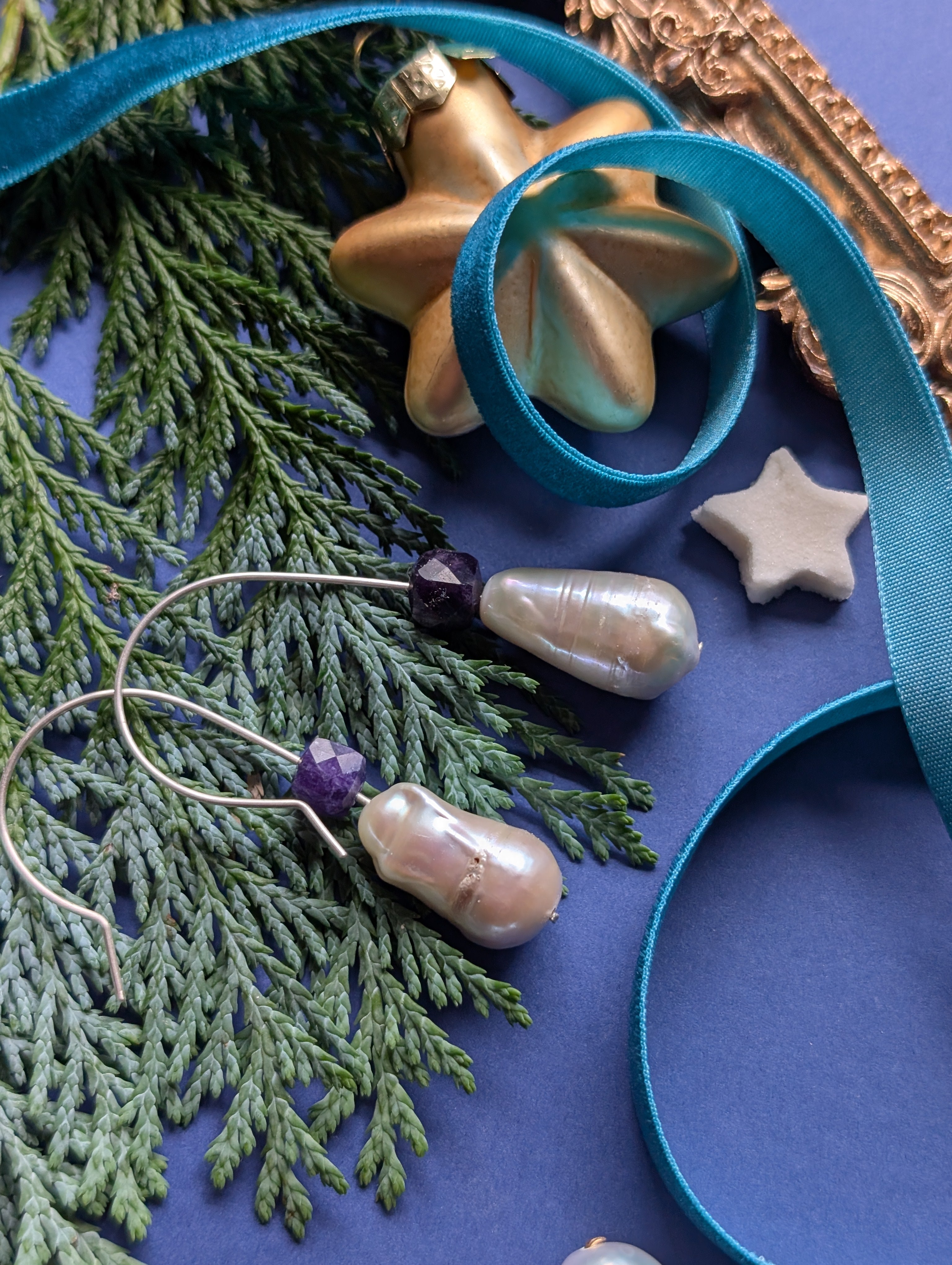 Royal Drops - Ohrhänger mit Barockperle und violettem Quarz