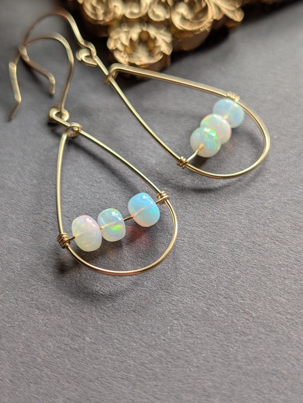 Opaline Tears - Tropfenförmige Ohrhänger mit Feueropal Perlen