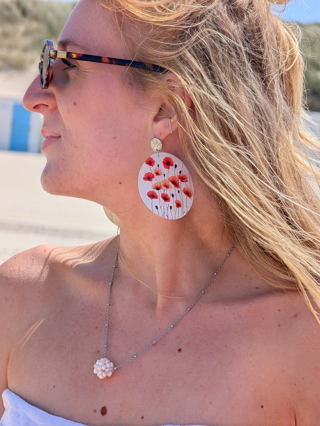 Poppy Bloom – Ohrstecker mit Mohnblumen auf Perlmutt