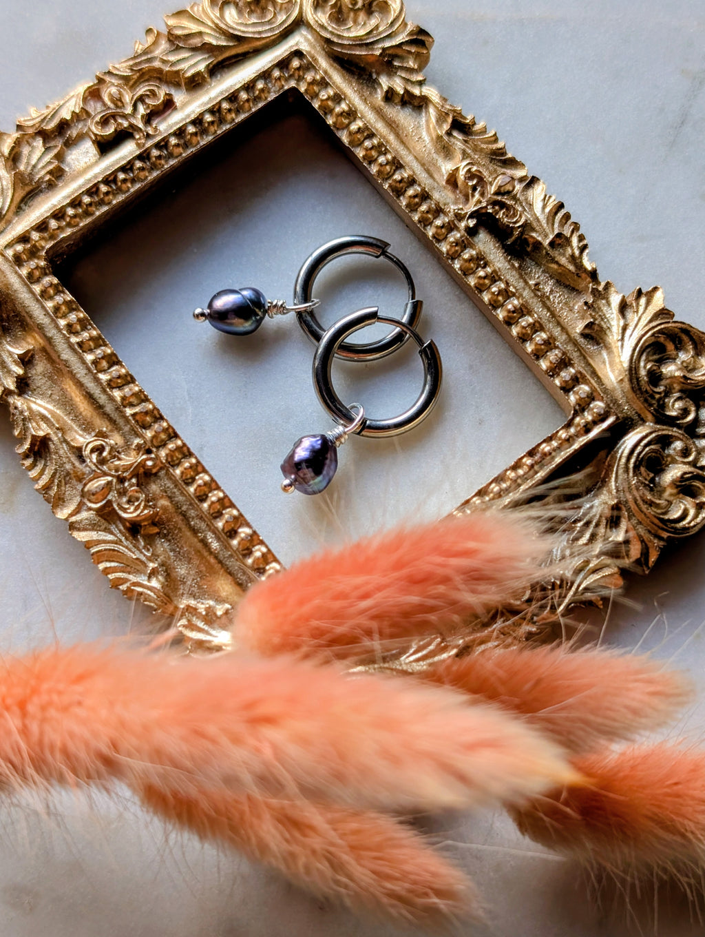 Midnight Pearl - Edelstahl Creolen mit schwarz-blauen Süßwasserperlen