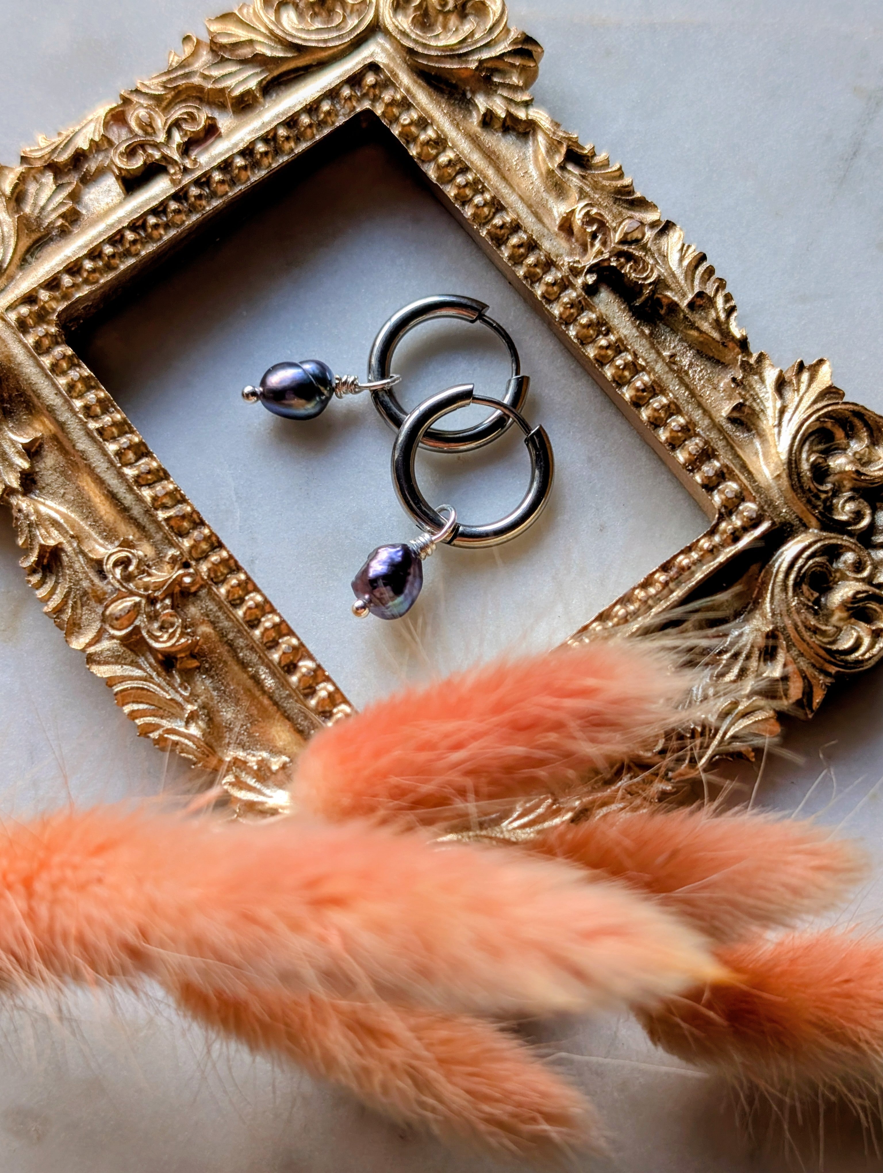 Midnight Pearl - Edelstahl Creolen mit schwarz-blauen Süßwasserperlen